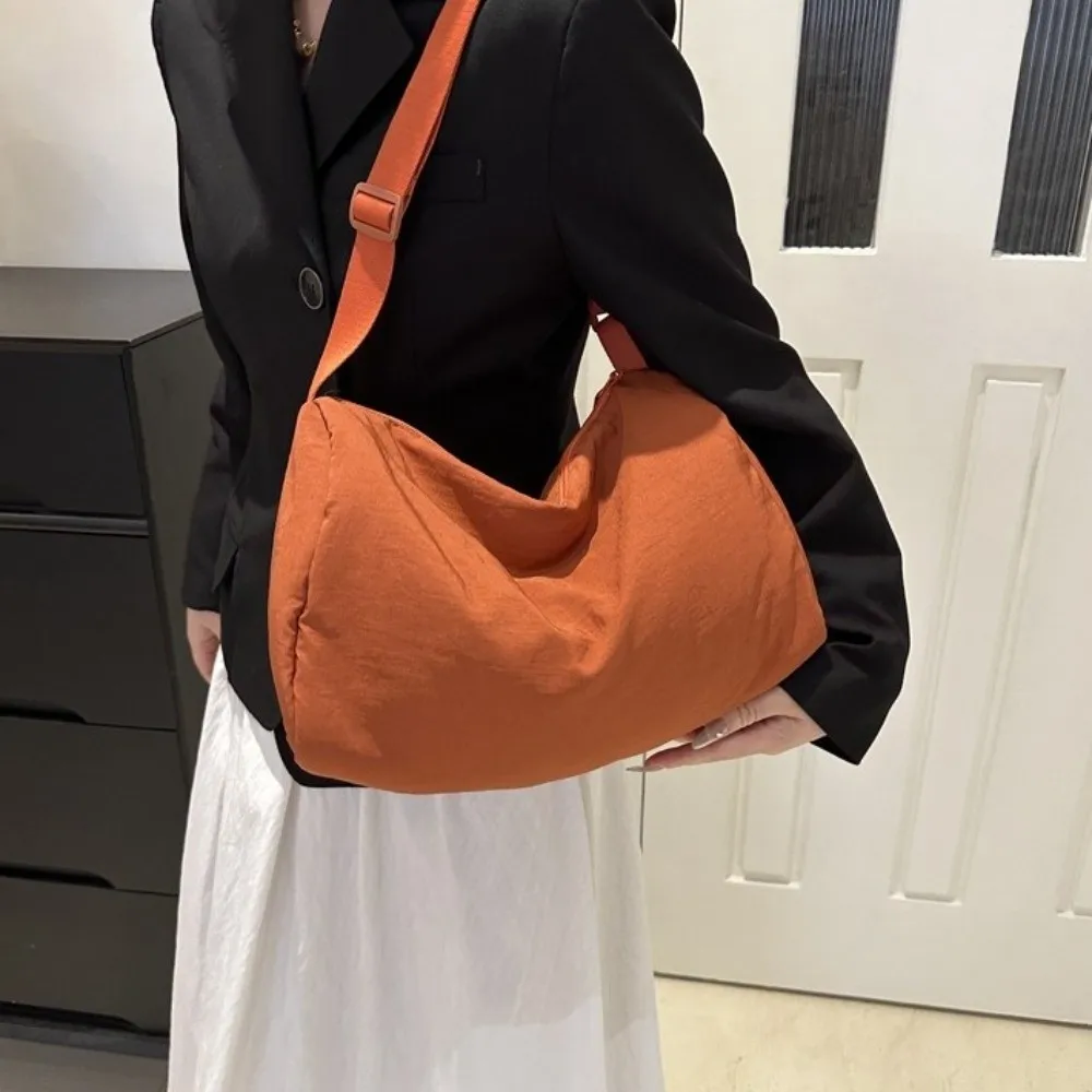 Japanese Style Versatile Shoulder Bag Large Capacity Solid Color Simple Crossbody Bag Lightweight Harajuku Canvas Pillow Bag
Japanese Style Versatile Shoulder Bag Large Capacity Solid Color Simple Crossbody Bag Lightweight Harajuku Canvas Pillow Bag