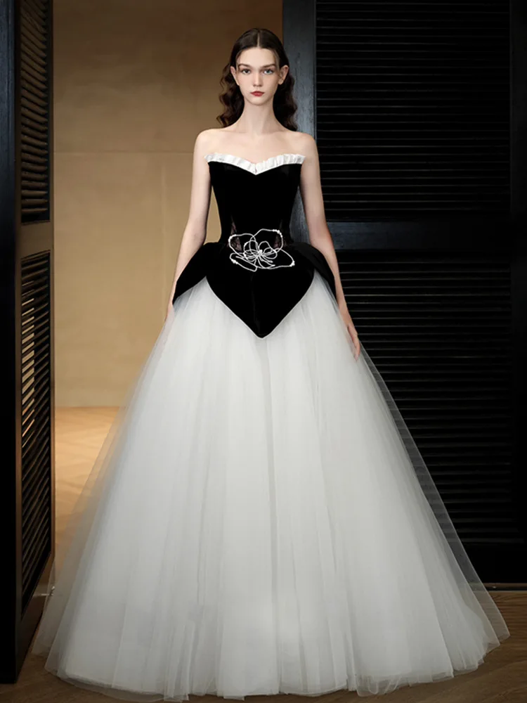 Women's Black Velour Long A-line Tulle Floor Length Evening Dress Sexy Tube Top Banquet Lace Hollow-out Party Gown
Women's Black Velour Long A-line Tulle Floor Length Evening Dress Sexy Tube Top Banquet Lace Hollow-out Party Gown