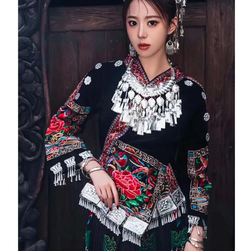 A complete set of black embroidered long-sleeved top long skirt and flower ribbons for new ethnic-style travel photography
A complete set of black embroidered long-sleeved top long skirt and flower ribbons for new ethnic-style travel photography