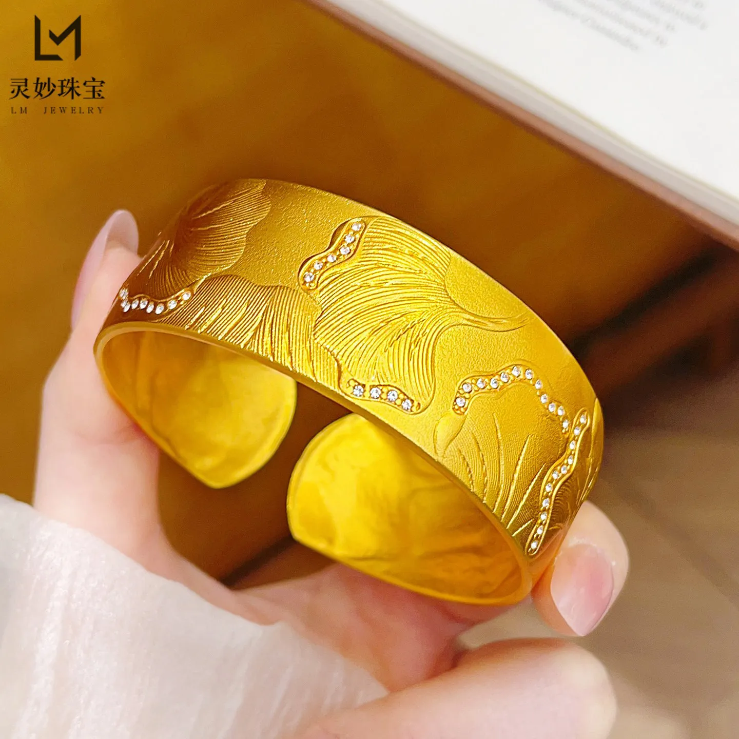 Classic 24K Gold AU999 Diamond Inlaid Brushed Wide Leaf Open Bangle for Women, durable structure and long-lasting bright luster
Classic 24K Gold AU999 Diamond Inlaid Brushed Wide Leaf Open Bangle for Women, durable structure and long-lasting bright luster