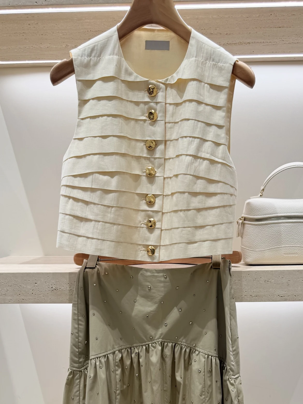 HEIDD Casual Style Metal Buckle Heavy Embellished Single Row Buttoned Cotton Blend Sleeveless Shirt Women's Spring Summer 2026
HEIDD Casual Style Metal Buckle Heavy Embellished Single Row Buttoned Cotton Blend Sleeveless Shirt Women's Spring Summer 2026
