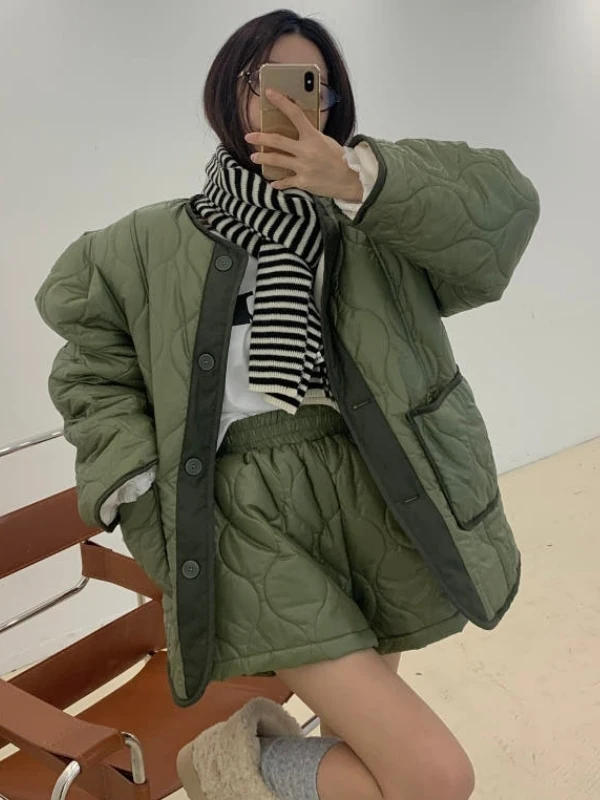 Chic Wave Pattern Inner Fluffy Thickened Cotton Jacket Women's Loose Shorts Two-Piece Set Long Sleeve Single Button Closure
Chic Wave Pattern Inner Fluffy Thickened Cotton Jacket Women's Loose Shorts Two-Piece Set Long Sleeve Single Button Closure