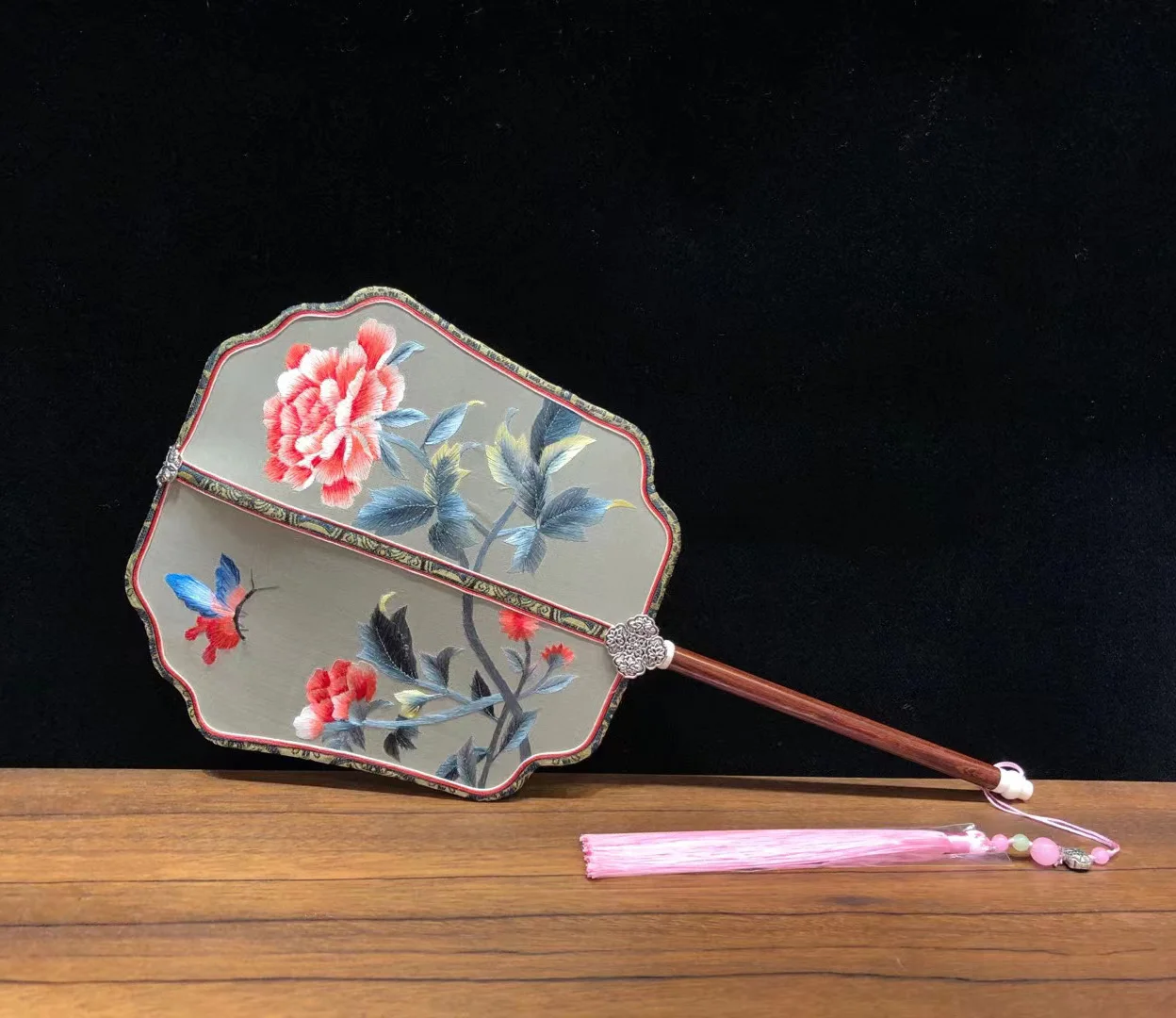 Antique Style Double-Sided Embroidered Fan Ladies' Upturned Head Group Fan Hunan Embroidery Silk Material New Chinese Style
Antique Style Double-Sided Embroidered Fan Ladies' Upturned Head Group Fan Hunan Embroidery Silk Material New Chinese Style