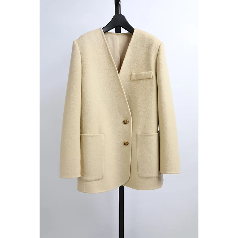 Двусторонний шерстяной жилет-пальто с V-образным вырезом, ручной пошив, средней длины, женская модная осенне-зимняя верхняя одежда, бренд Awei
Двусторонний шерстяной жилет-пальто с V-образным вырезом, ручной пошив, средней длины, женская модная осенне-зимняя верхняя одежда, бренд Awei