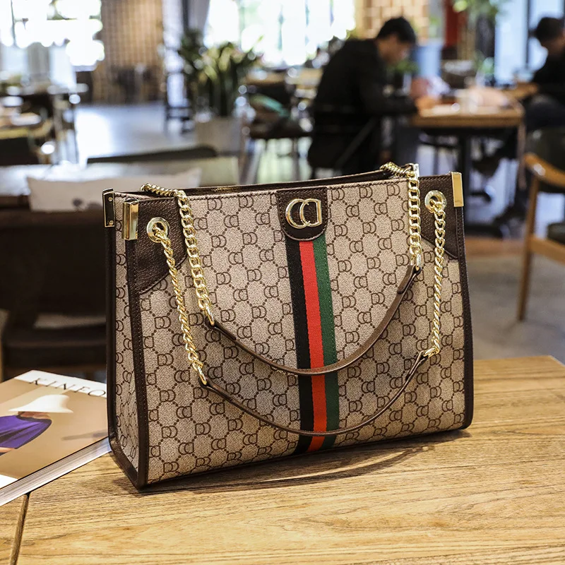 Luxury women's high-end fashionable tote bag large capacity exquisite shoulder bag
Luxury women's high-end fashionable tote bag large capacity exquisite shoulder bag