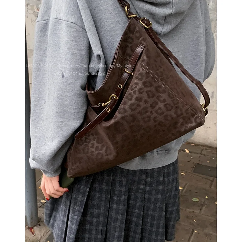 Autumn Suede Bags Women's Large Capacity Versatile Backpack 2025 New Casual Single Shoulder Crossbody Leopard Print Tote Bag
Autumn Suede Bags Women's Large Capacity Versatile Backpack 2025 New Casual Single Shoulder Crossbody Leopard Print Tote Bag