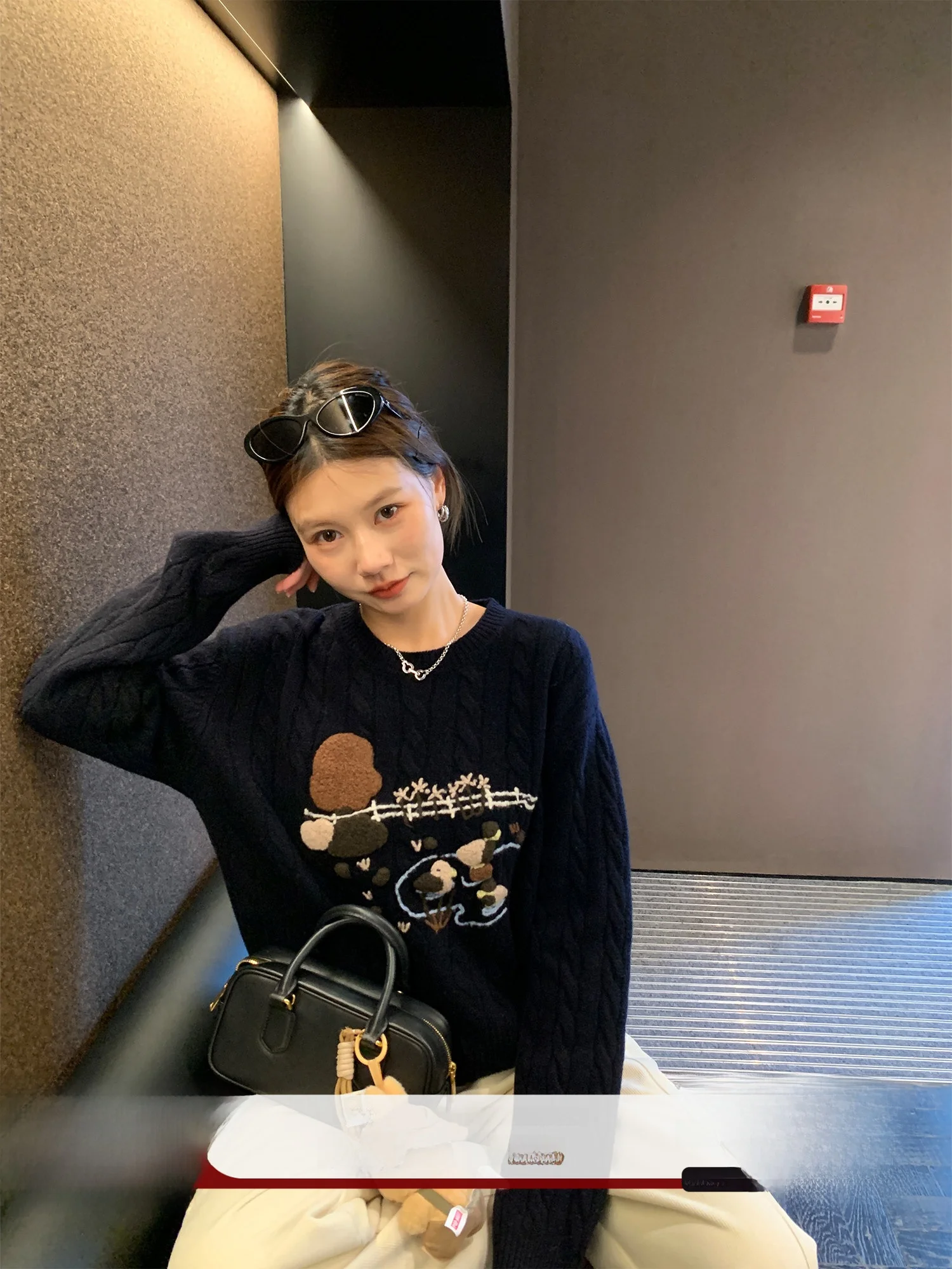 Женский шерстяной вязаный свитер с вышивкой, свободный, утепленный, зимний, в корейском стиле, ленивый стиль, с длинным рукавом, круглый вырез, топ
Женский шерстяной вязаный свитер с вышивкой, свободный, утепленный, зимний, в корейском стиле, ленивый стиль, с длинным рукавом, круглый вырез, топ