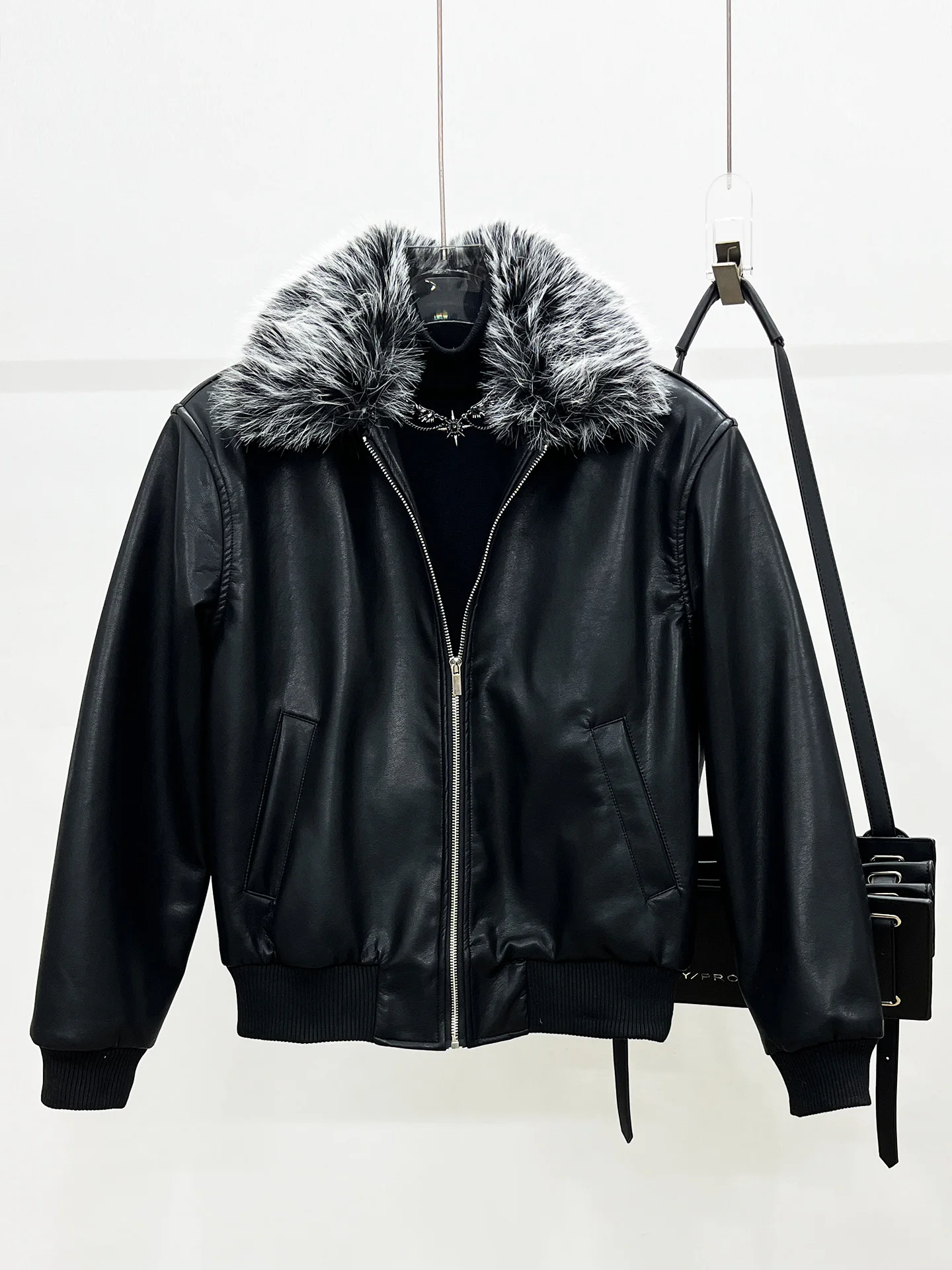 Men's Thickened Winter Leather Jacket with Removable Fur Collar Splicing Cotton Insertion Warmth Fashionable Short Style
Men's Thickened Winter Leather Jacket with Removable Fur Collar Splicing Cotton Insertion Warmth Fashionable Short Style