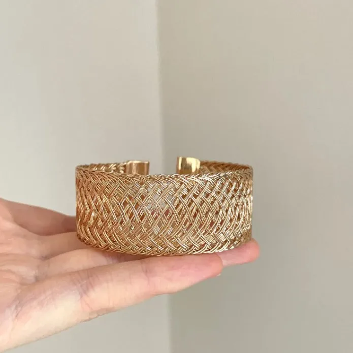 Golden Woven Hollow Bangle Luxury Retro Elegant Personality Women Hand Bracelet tarnish free water proof jewlery
Golden Woven Hollow Bangle Luxury Retro Elegant Personality Women Hand Bracelet tarnish free water proof jewlery
