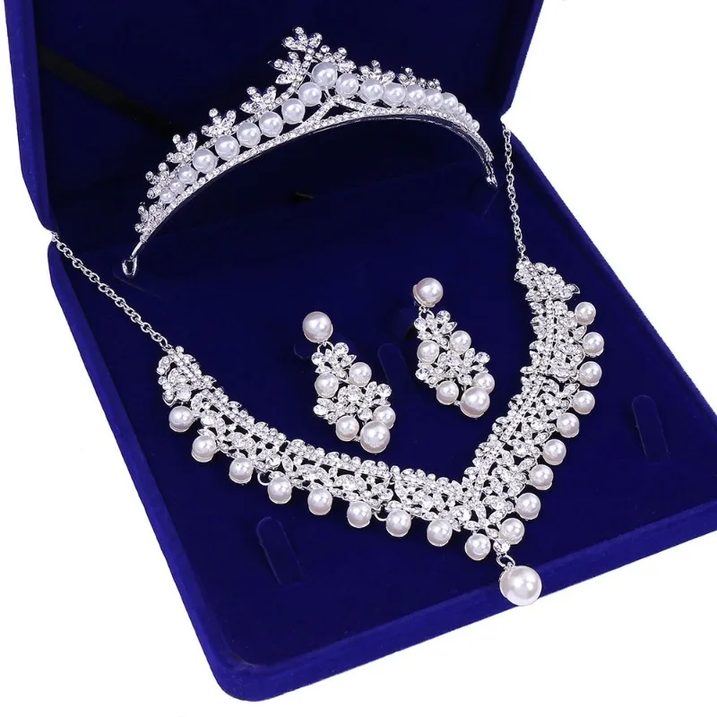 Luxury Sparkling Crystal Hollow 3-Piece Pearl Necklace Earrings Headwear Crown Wedding Accessories Bridal Dress Jewelry Gifts
Luxury Sparkling Crystal Hollow 3-Piece Pearl Necklace Earrings Headwear Crown Wedding Accessories Bridal Dress Jewelry Gifts