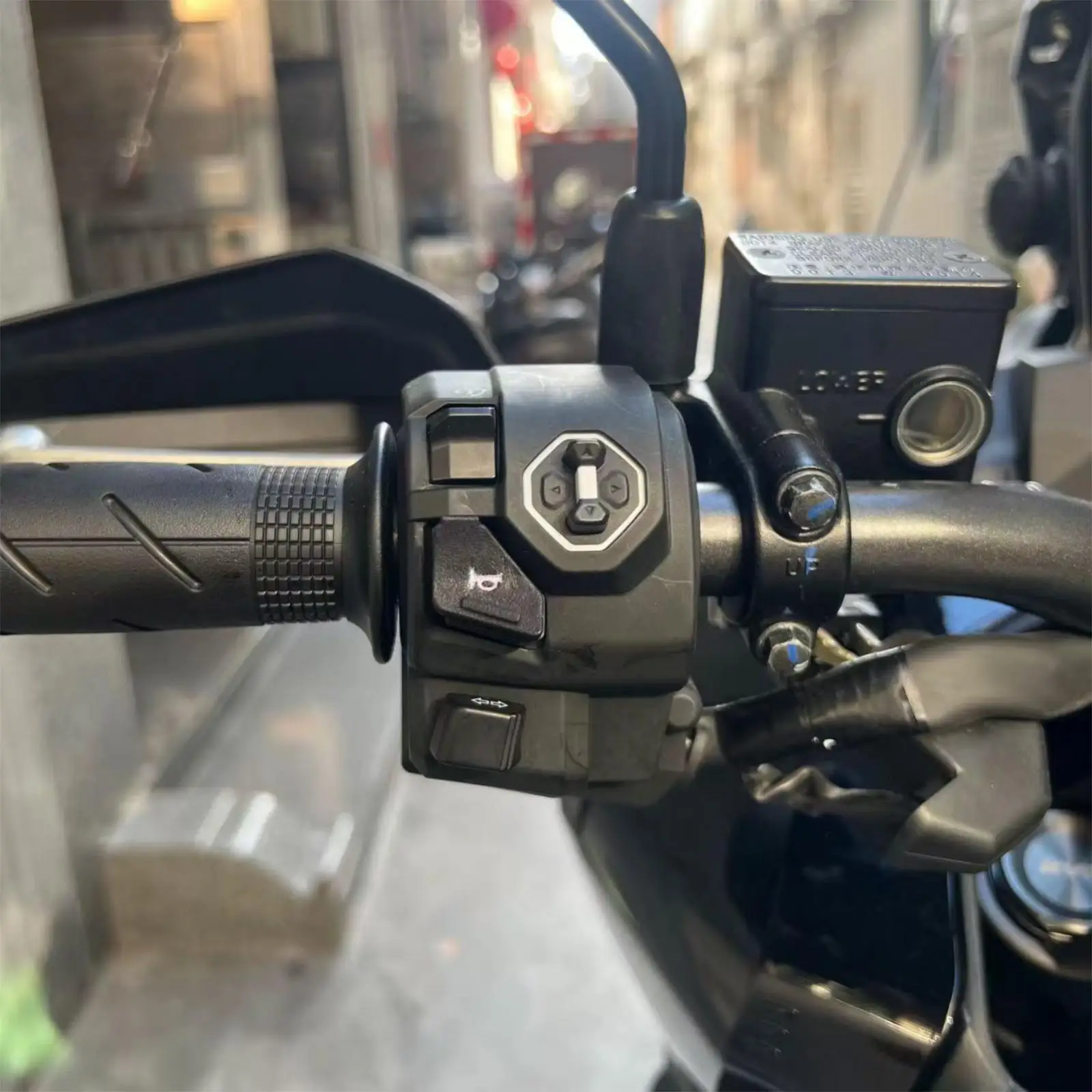 Extension Horn Push Button Motorbike Repair Switch Plastic Easy Install for Honda ADV160 ADV350 NSS350 FORZA350 PCX160
Extension Horn Push Button Motorbike Repair Switch Plastic Easy Install for Honda ADV160 ADV350 NSS350 FORZA350 PCX160