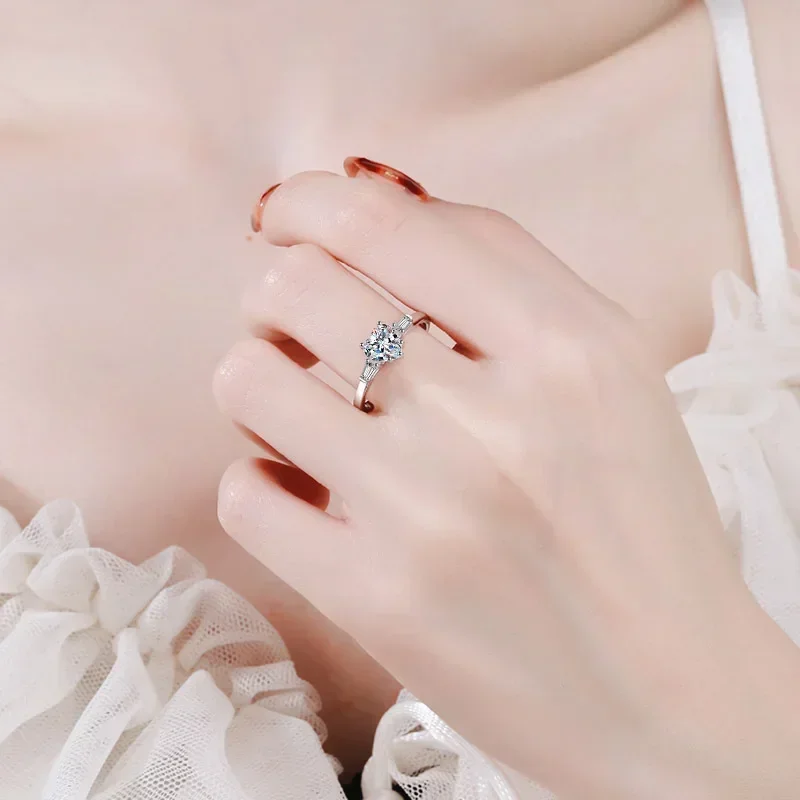 new Designer Jewelry Love Shaped 18K White Gold Sparkling VVS1 D Color 1CT Moissanite Diamond Luxury Romantic Wedding Ring for W
new Designer Jewelry Love Shaped 18K White Gold Sparkling VVS1 D Color 1CT Moissanite Diamond Luxury Romantic Wedding Ring for W