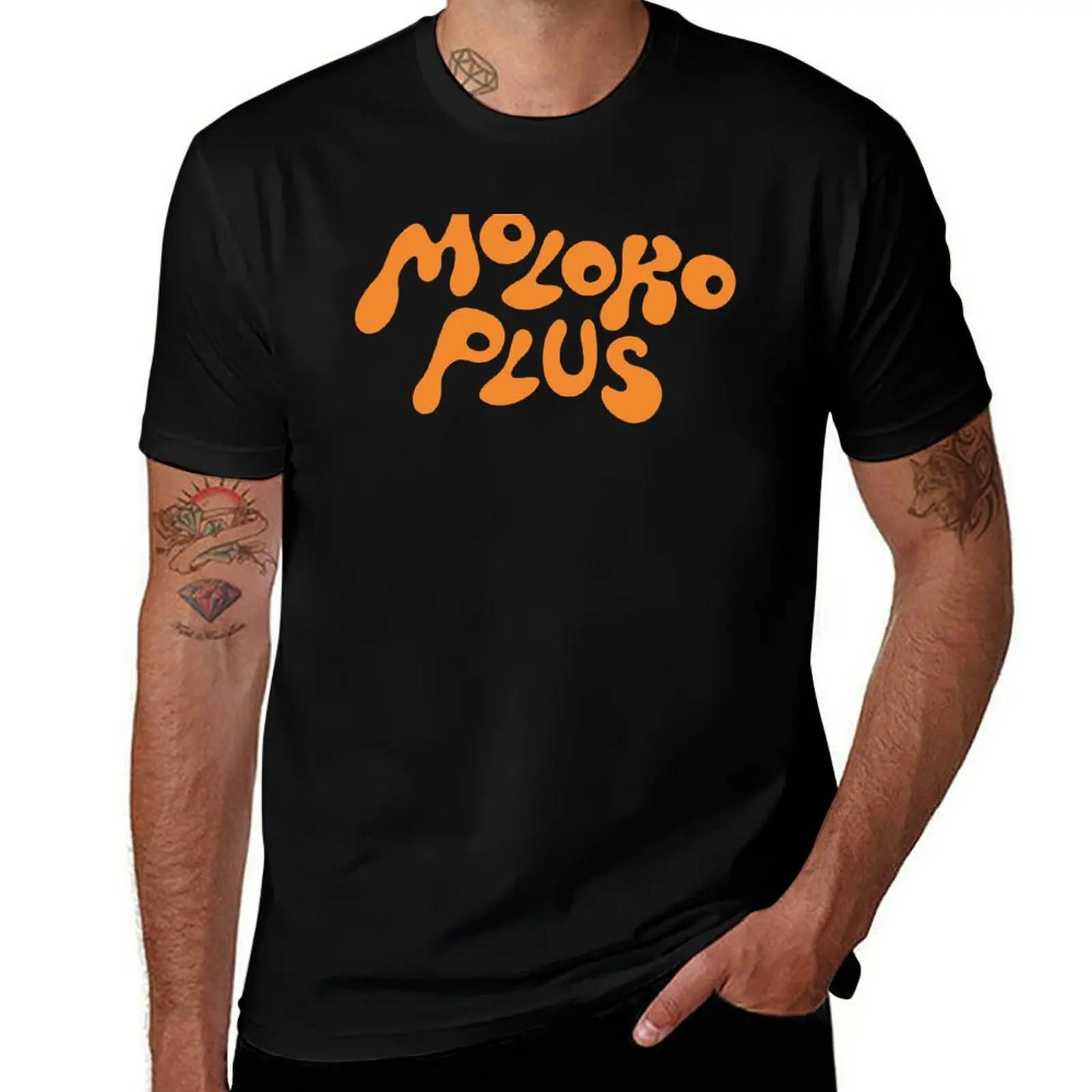 Moloko Plus Orange T-Shirt футболка большого размера плюс дизайнерские рубашки рубашки мужские
Moloko Plus Orange T-Shirt футболка большого размера плюс дизайнерские рубашки рубашки мужские