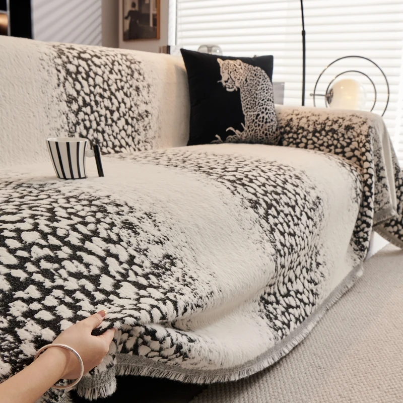 A whole plush sofa towel in winter, full cover, modern simple light luxury, and high-end sofa cover.
A whole plush sofa towel in winter, full cover, modern simple light luxury, and high-end sofa cover.
