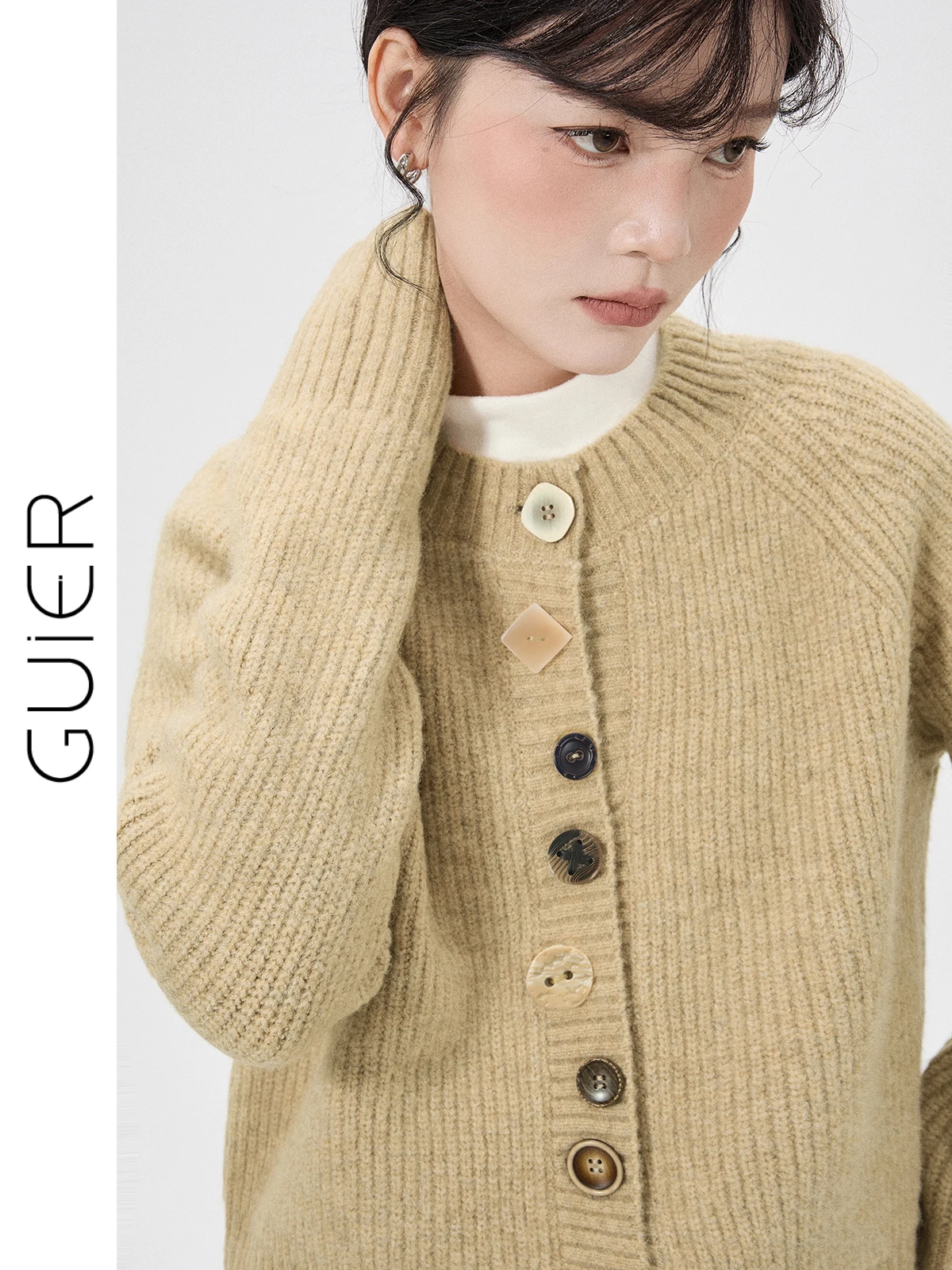 Casual round Ne Knitted Sweater Coat for Women Winter 2025 New Sle Button Design Versatile Knitwear Casual Faion Trend
Casual round Ne Knitted Sweater Coat for Women Winter 2025 New Sle Button Design Versatile Knitwear Casual Faion Trend
