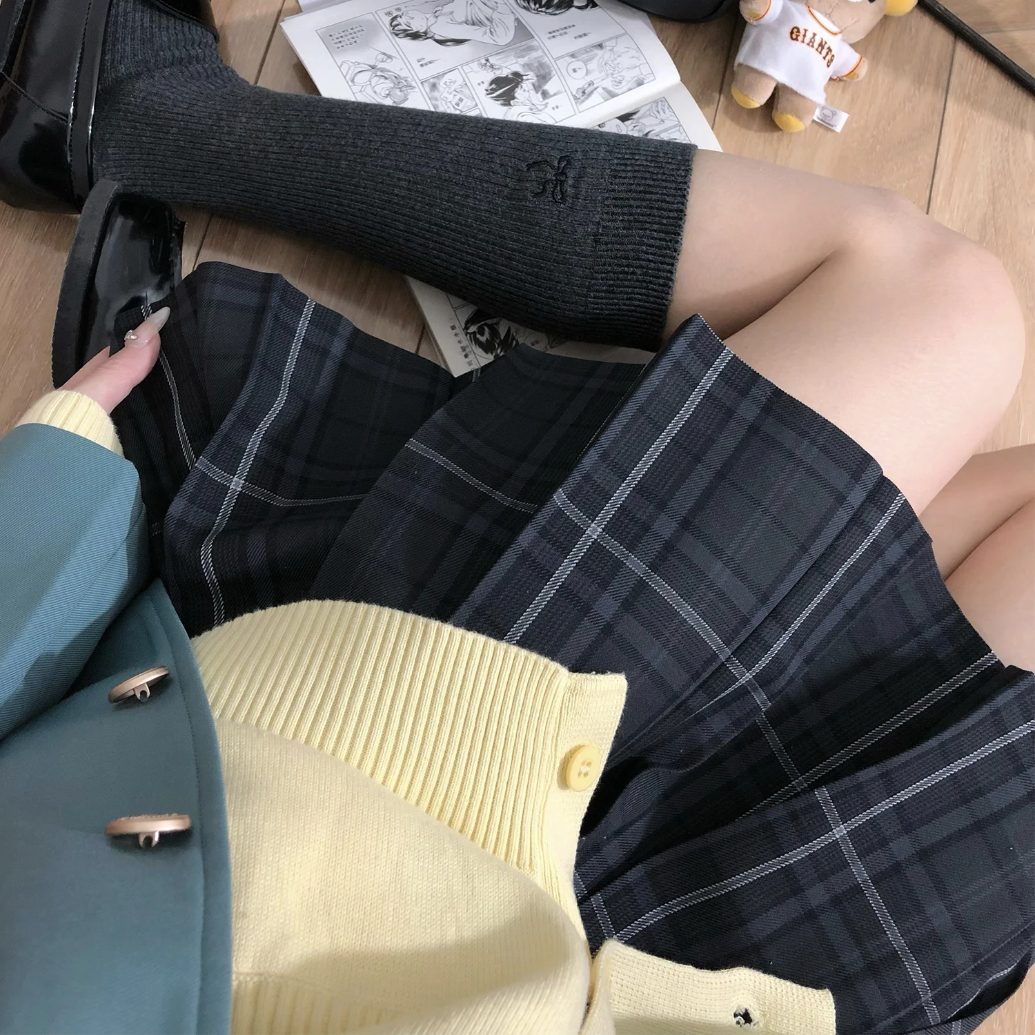 Original Huaqianzhu Black Plaid Gingham Skirt High Waist Pleated JK Uniform Style Versatile A-Line Skirt for Women
Original Huaqianzhu Black Plaid Gingham Skirt High Waist Pleated JK Uniform Style Versatile A-Line Skirt for Women