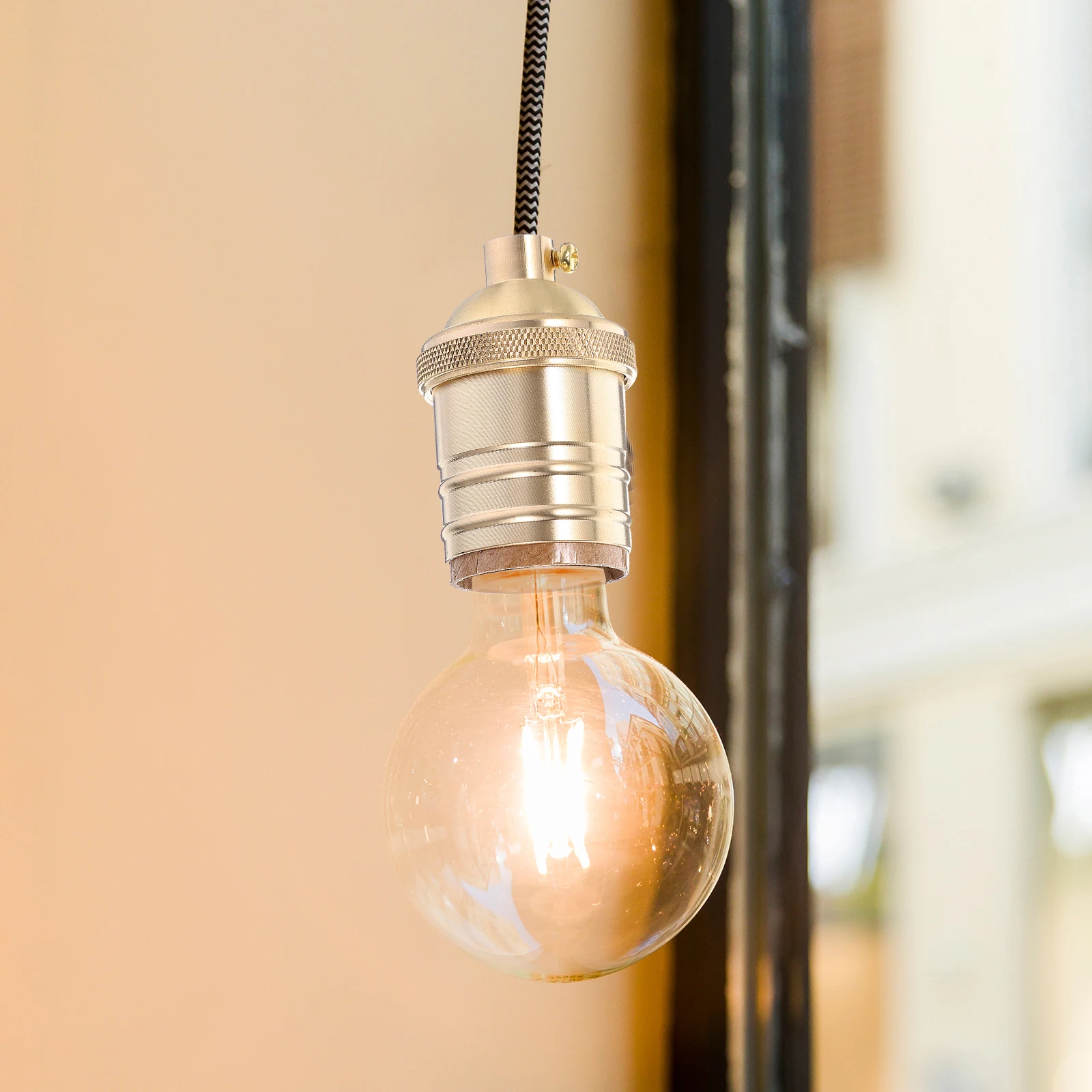 Metal Lamp Socket E26 E27 Vintage Light Bulb Holder Lock Wire for Lamp Fixture Retrofitting Use Light Socket
Metal Lamp Socket E26 E27 Vintage Light Bulb Holder Lock Wire for Lamp Fixture Retrofitting Use Light Socket