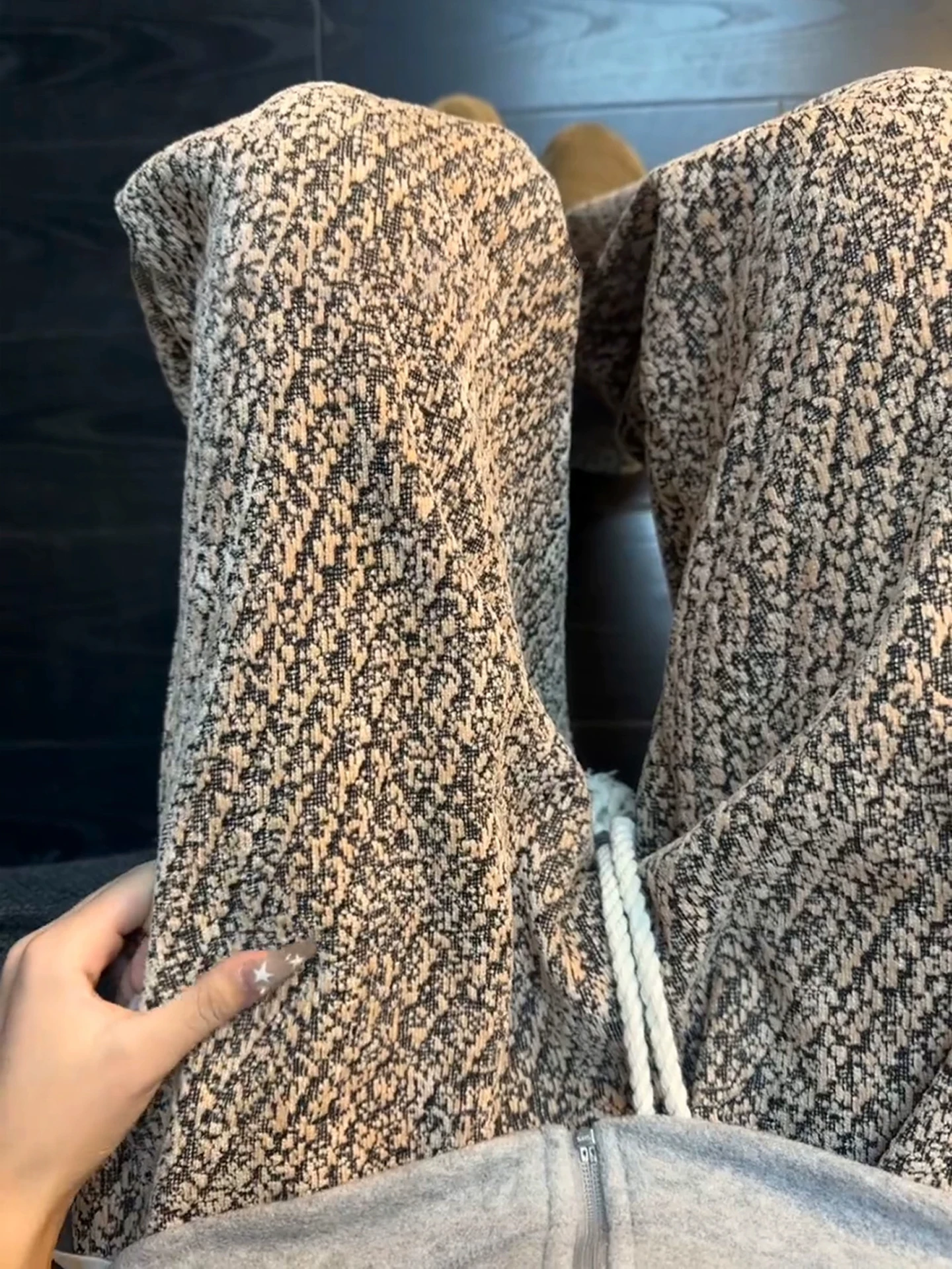 Вязаные брюки прямого кроя в американском стиле на флисовой подкладке, мужские зимние утолщенные повседневные брюки, модные свободные брюки с драпировкой
Вязаные брюки прямого кроя в американском стиле на флисовой подкладке, мужские зимние утолщенные повседневные брюки, модные свободные брюки с драпировкой