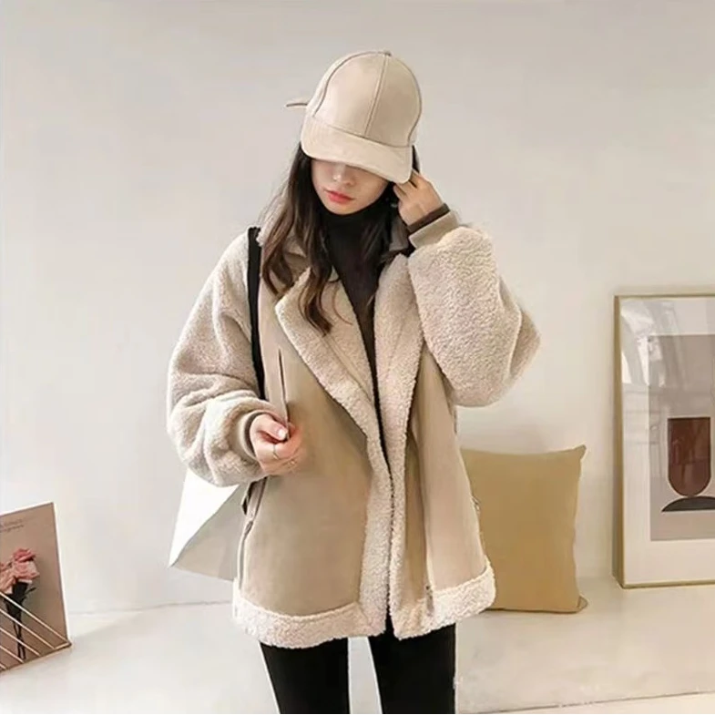 Новая теплая куртка из овчины 2025 года, свободная универсальная модель из замши, в мотоциклетном стиле, модная женская верхняя одежда для повседневной носки
Новая теплая куртка из овчины 2025 года, свободная универсальная модель из замши, в мотоциклетном стиле, модная женская верхняя одежда для повседневной носки