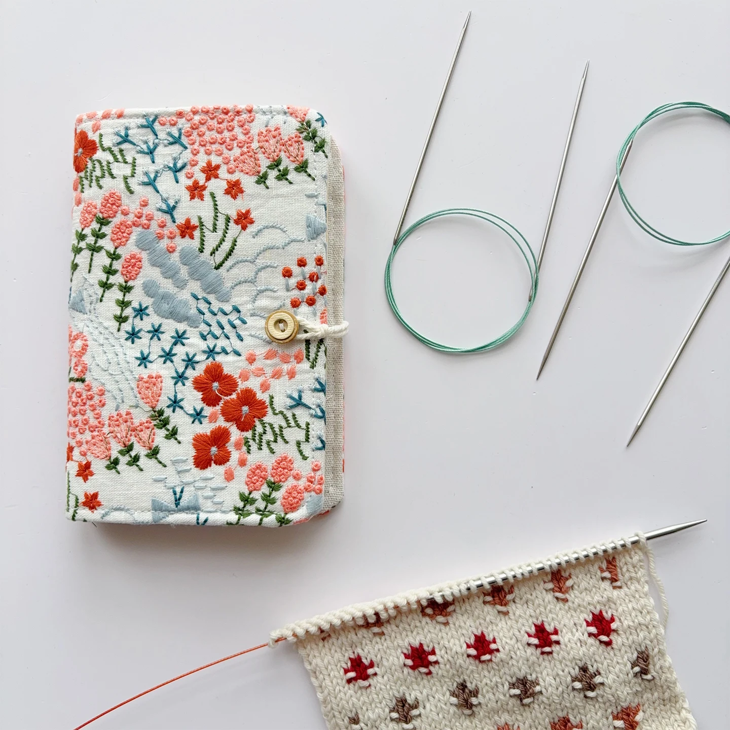 Durable Circular Needle Storage Case, Embroidery Box with 13 Cotton Fabric Organized Pockets, Ideal for Knitting Collection
Durable Circular Needle Storage Case, Embroidery Box with 13 Cotton Fabric Organized Pockets, Ideal for Knitting Collection