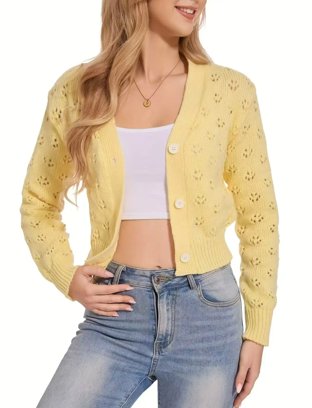 Новый стиль: женский вязаный кардиган с длинными рукавами, ажурным V-образным вырезом и пуговицами, для осеннего повседневного и элегантного образа.
Новый стиль: женский вязаный кардиган с длинными рукавами, ажурным V-образным вырезом и пуговицами, для осеннего повседневного и элегантного образа.