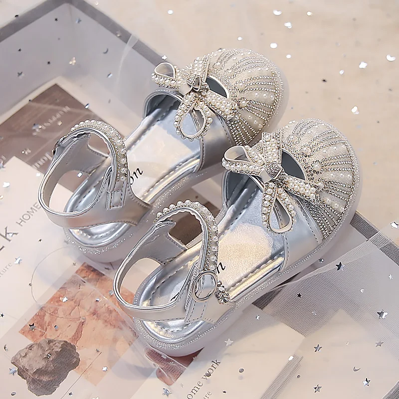 Детская повседневная обувь, сандалии с бантом, модные летние туфли из искусственной кожи с кристаллами и пайетками для девочек, серебристые туфли с мягкой подошвой на липучке
Детская повседневная обувь, сандалии с бантом, модные летние туфли из искусственной кожи с кристаллами и пайетками для девочек, серебристые туфли с мягкой подошвой на липучке