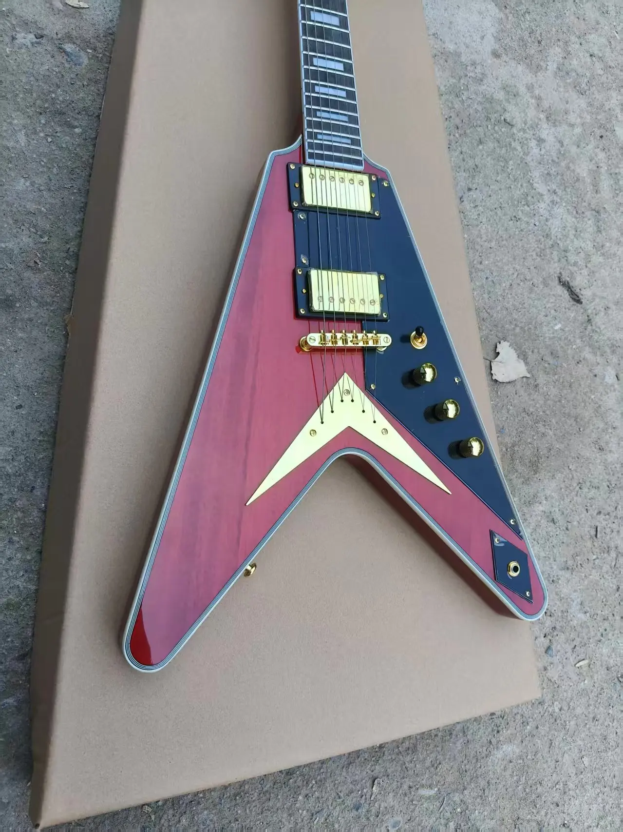 irregular-shaped electric guitar available for customization. For detailed specifications, please contact customer service priv
irregular-shaped electric guitar available for customization. For detailed specifications, please contact customer service priv