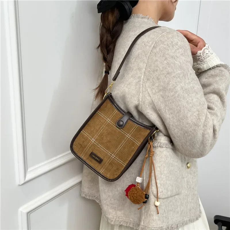 Элегантная женская кожаная сумка через плечо, просторные сумки-тоут для женщин, известная дизайнерская сумка через плечо, популярная классика
Элегантная женская кожаная сумка через плечо, просторные сумки-тоут для женщин, известная дизайнерская сумка через плечо, популярная классика