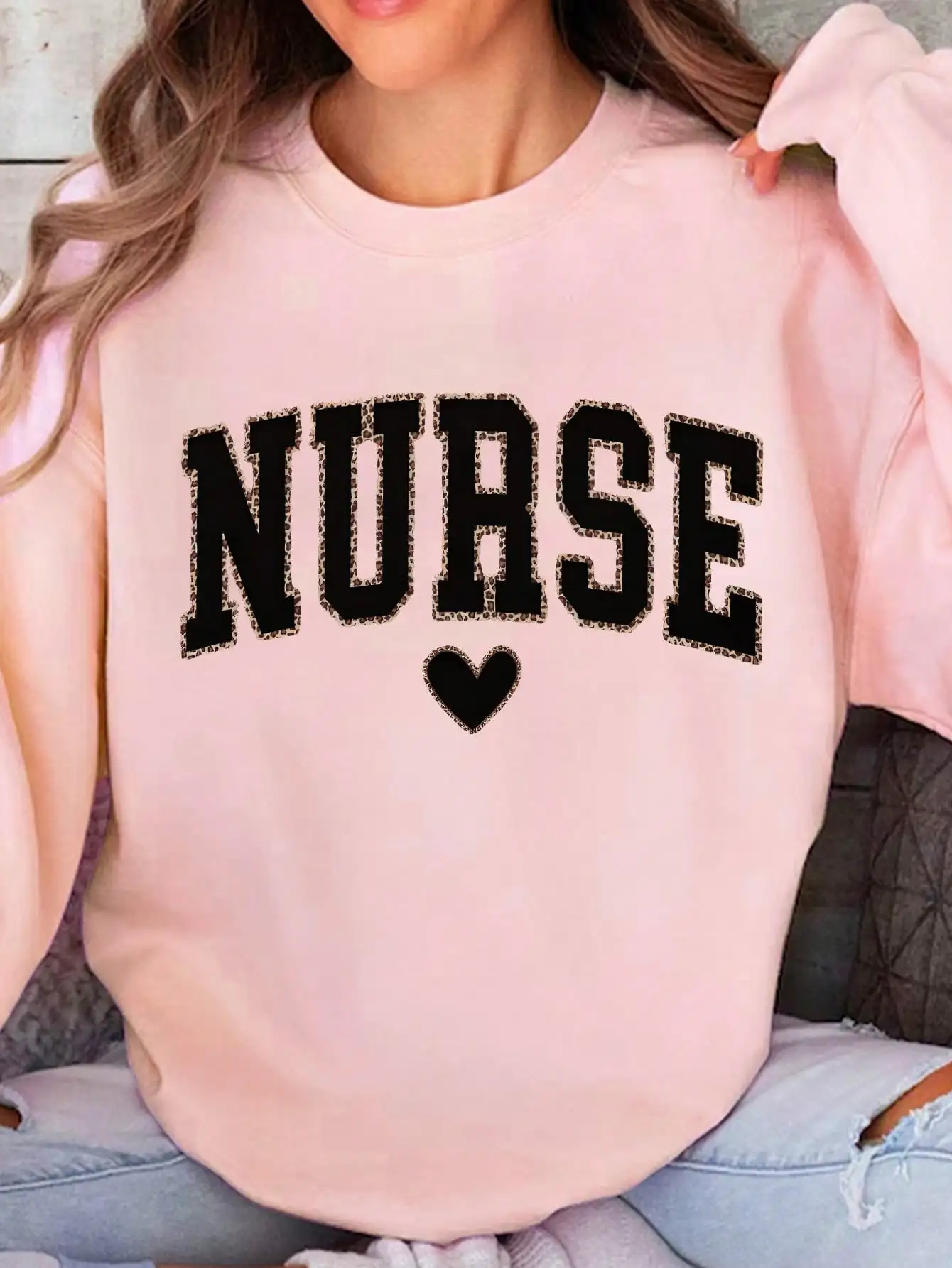 Розовый свитшот с леопардовым принтом и надписью 'NURSE' - свободный крой, круглый вырез, осень-зима
Розовый свитшот с леопардовым принтом и надписью 'NURSE' - свободный крой, круглый вырез, осень-зима