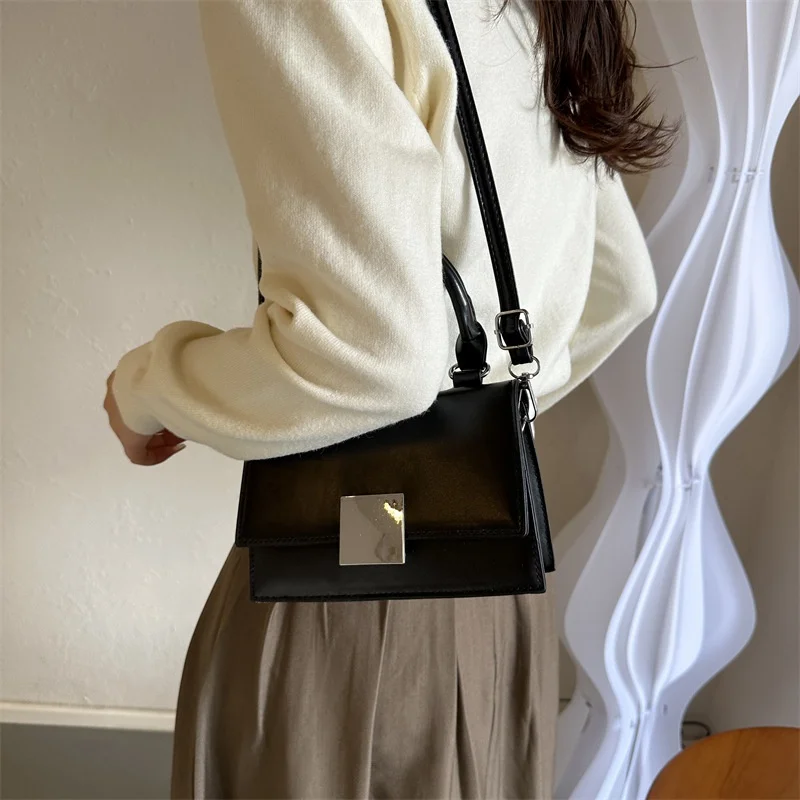 the Simple and Fashionable Design of the Shoulder Bag Solid Color Crossbody Women's S Style New Popular Portable Small Squares
the Simple and Fashionable Design of the Shoulder Bag Solid Color Crossbody Women's S Style New Popular Portable Small Squares