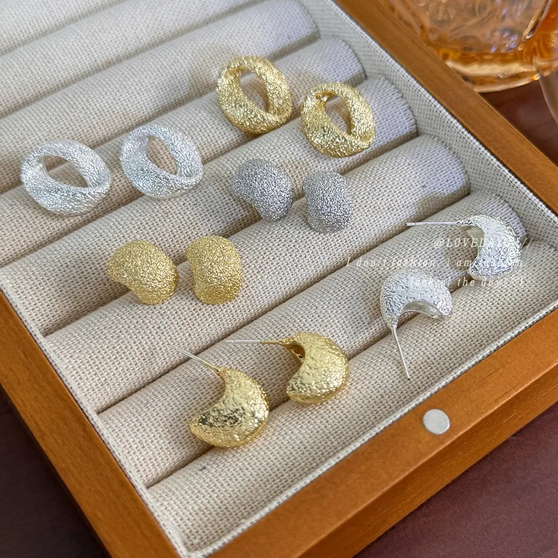Frosted Geometric Stud Earrings for Women Fall Winter Retro Light Luxury Niche Design Premium Delicate Sparkling Effect Jewelry
Frosted Geometric Stud Earrings for Women Fall Winter Retro Light Luxury Niche Design Premium Delicate Sparkling Effect Jewelry