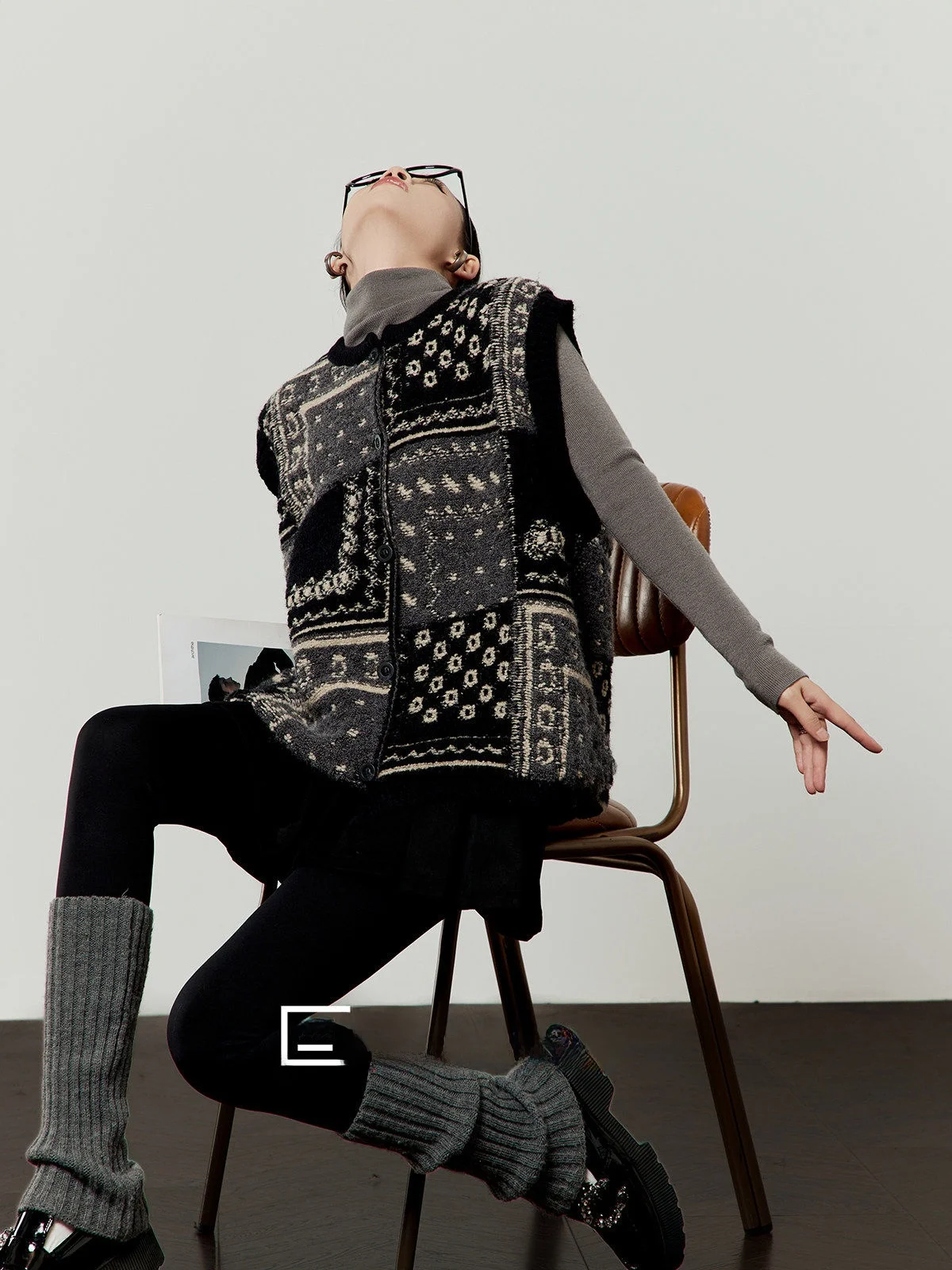 Стильный вязаный жилет с V-образным вырезом для женщин, свободный крой, модный осенний новый фасон, для повседневной носки, стройнящий, трендовый, с вышивкой в стиле «шадо»
Стильный вязаный жилет с V-образным вырезом для женщин, свободный крой, модный осенний новый фасон, для повседневной носки, стройнящий, трендовый, с вышивкой в стиле «шадо»