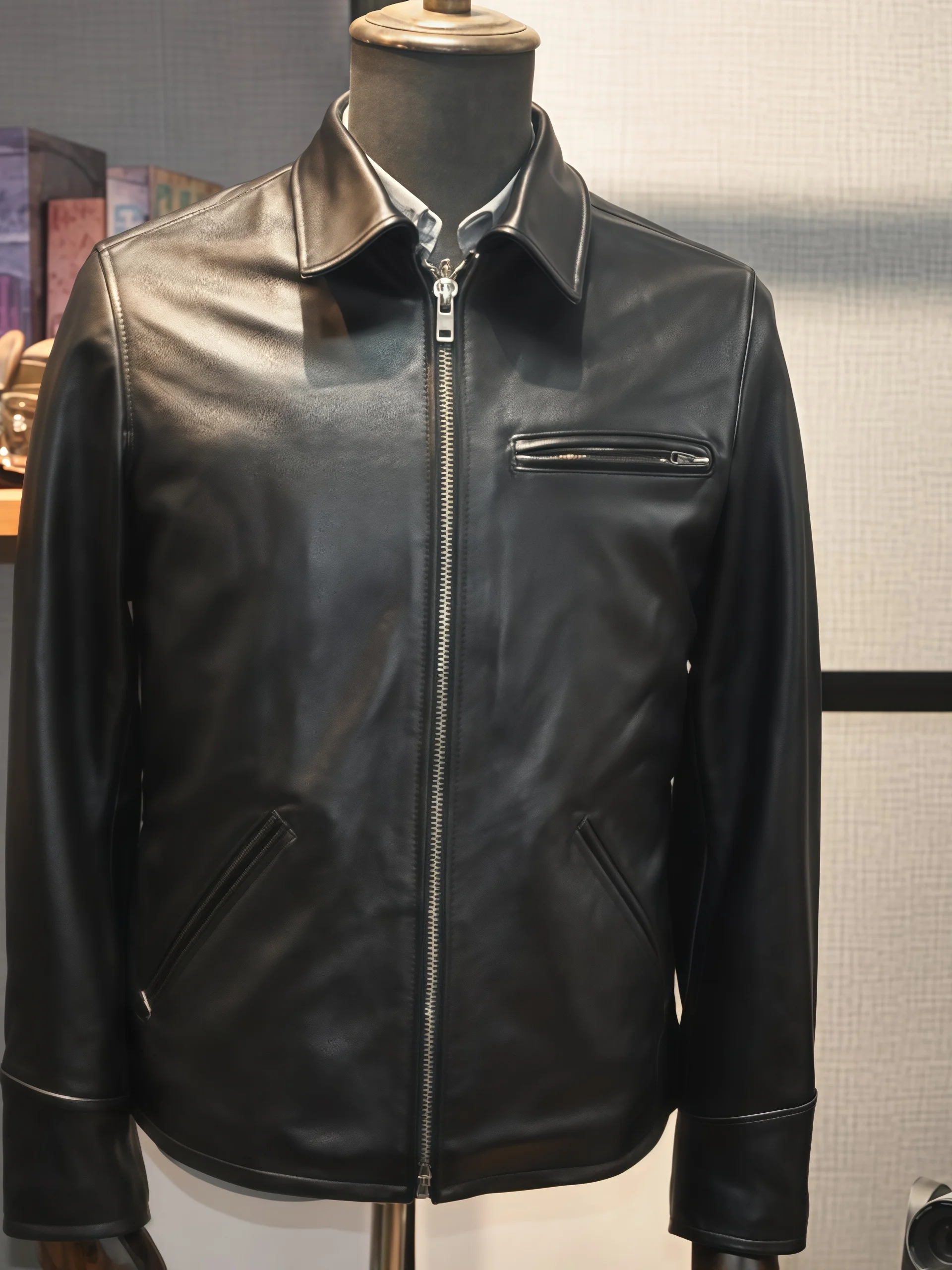 Кожаный жилет из натуральной кожи высшего качества для мужчин, повседневный, деловой, с молнией, ветрозащитный, весенний, в стиле кэжуал.
Кожаный жилет из натуральной кожи высшего качества для мужчин, повседневный, деловой, с молнией, ветрозащитный, весенний, в стиле кэжуал.