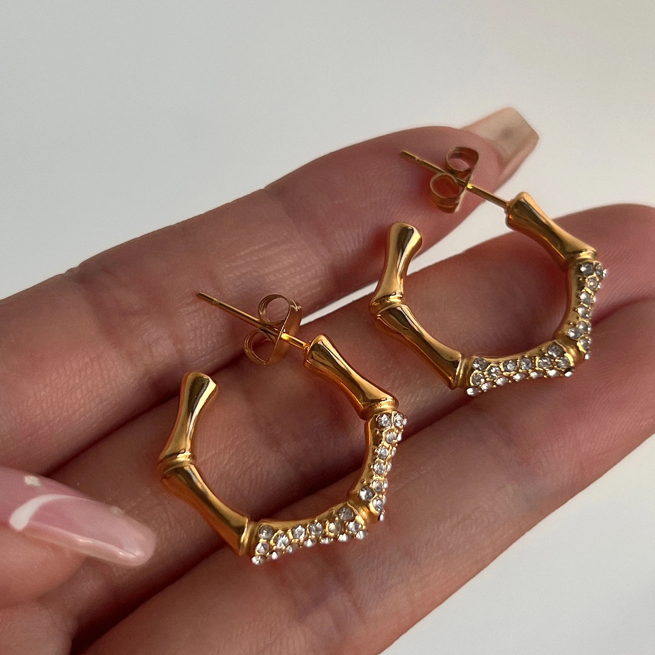 DASEIN 2025 New 18k Gold Plated Pentagonal Bamboo Zircon Iced Out Hoop Earrings Unique Hypoallergenic Stainless Steel Jewelry
DASEIN 2025 New 18k Gold Plated Pentagonal Bamboo Zircon Iced Out Hoop Earrings Unique Hypoallergenic Stainless Steel Jewelry