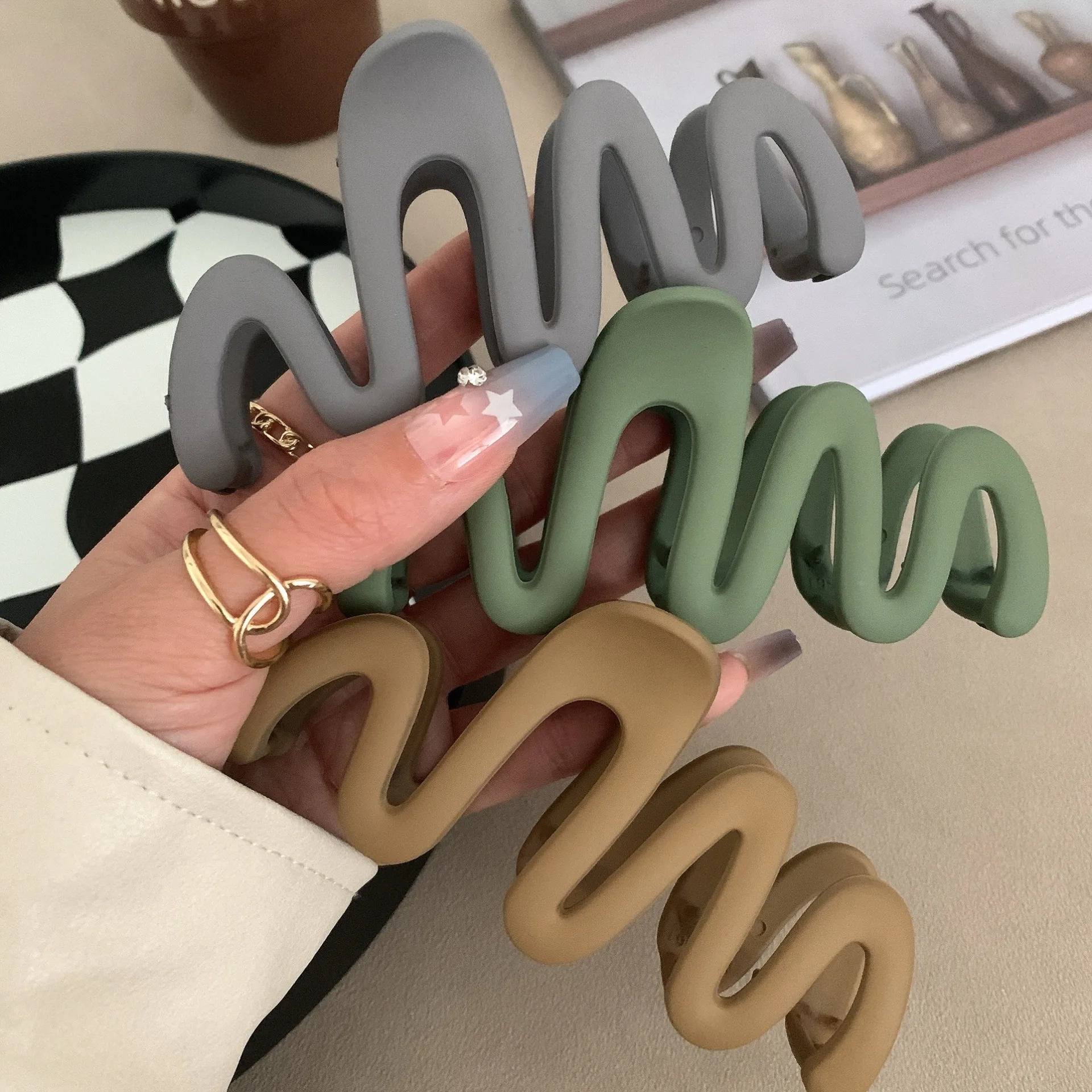 New Fashion Matte Curved Hair Claw, Large Shark Jaw Hair Clip, Women's Hair Accessory, INS Style Rear Hair Clip for Women
New Fashion Matte Curved Hair Claw, Large Shark Jaw Hair Clip, Women's Hair Accessory, INS Style Rear Hair Clip for Women