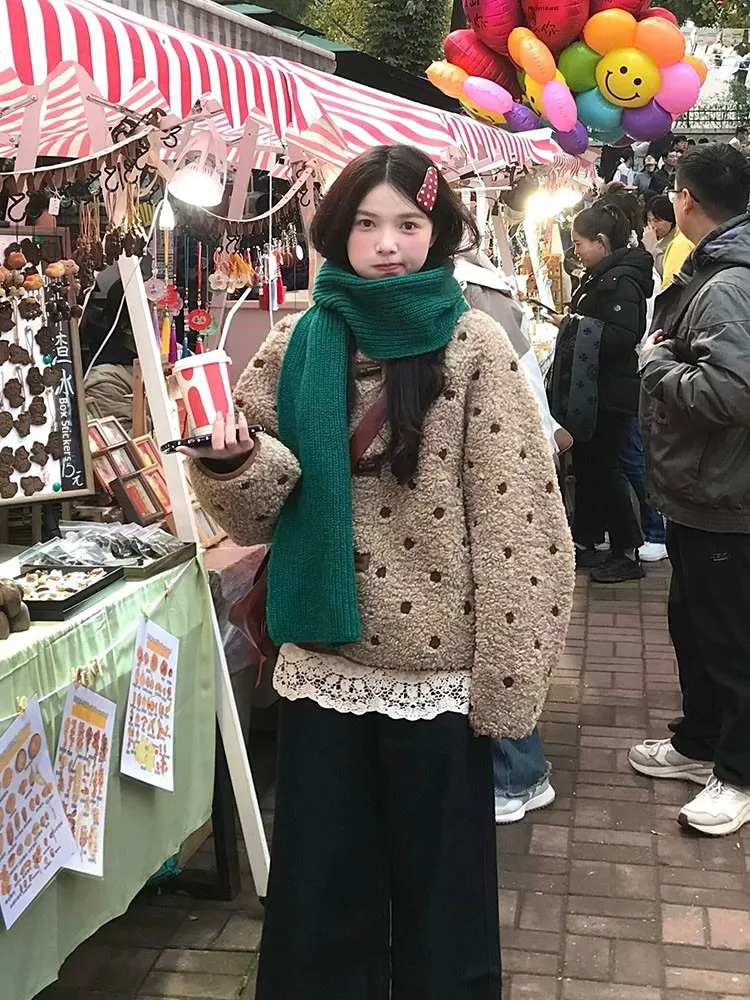 Новинка 2025, женская куртка из меха ягненка в горошек, теплая двусторонняя одежда, кожаное пальто на пуговицах с интегрированным мехом
Новинка 2025, женская куртка из меха ягненка в горошек, теплая двусторонняя одежда, кожаное пальто на пуговицах с интегрированным мехом