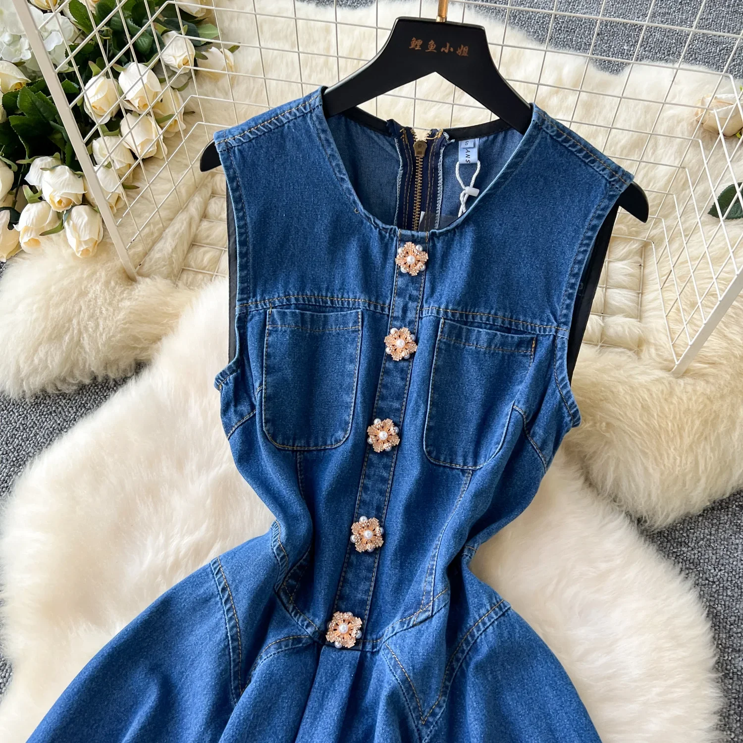 New Summer Heavy-duty Beaded Single-breasted Pleated Dress. Fashionable, Slim,sleeveless,round-neck Denim Short Dress for Ladies
New Summer Heavy-duty Beaded Single-breasted Pleated Dress. Fashionable, Slim,sleeveless,round-neck Denim Short Dress for Ladies