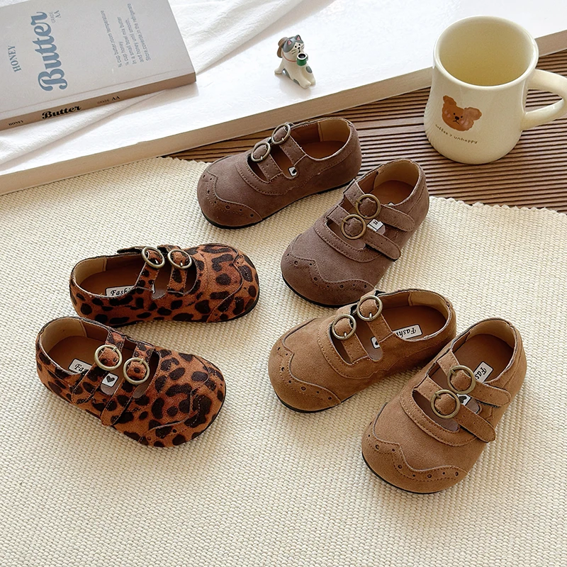 Новинка 2023 года, туфли для девочек с пряжкой и ремешком, новинка 2025 года, осенняя уличная повседневная обувь на мягкой подошве с мягкой подошвой, простая и удобная обувь
Новинка 2023 года, туфли для девочек с пряжкой и ремешком, новинка 2025 года, осенняя уличная повседневная обувь на мягкой подошве с мягкой подошвой, простая и удобная обувь