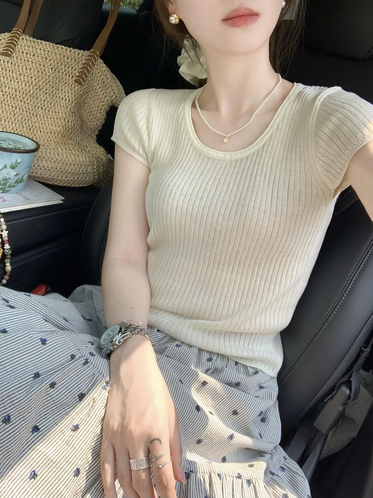 Elegant Short Sleeve Knitted T-Shirt Women's Summer Fashion Design Slimming Korean Style Ice Silk Regular Fit round Neck Top
Elegant Short Sleeve Knitted T-Shirt Women's Summer Fashion Design Slimming Korean Style Ice Silk Regular Fit round Neck Top