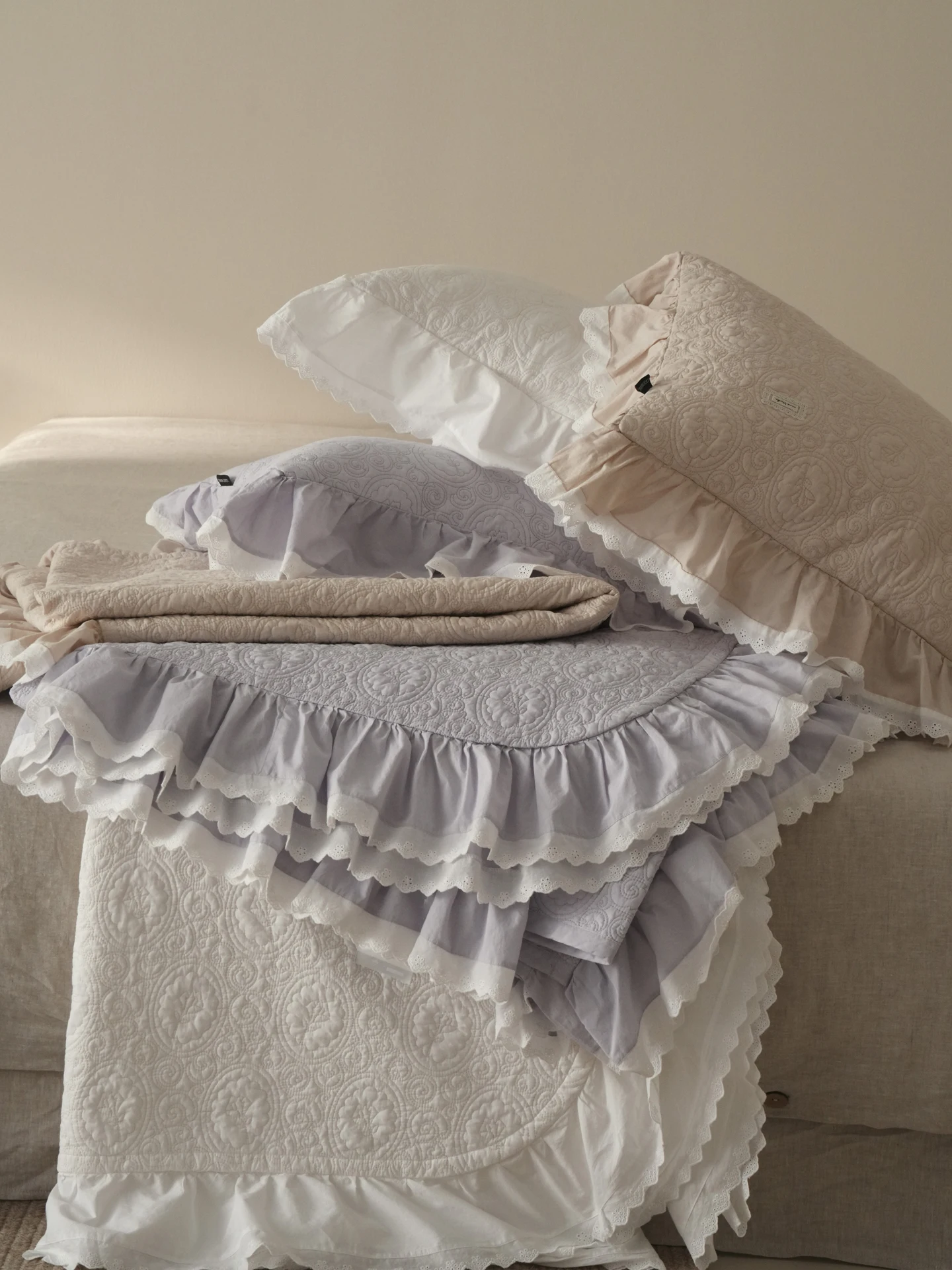Pure Cotton Flannelette Bed Cover with Cotton Sandwich Quilted Large Ruffles Skin-friendly Wrinkled Duvet Cover Single Quilt
Pure Cotton Flannelette Bed Cover with Cotton Sandwich Quilted Large Ruffles Skin-friendly Wrinkled Duvet Cover Single Quilt