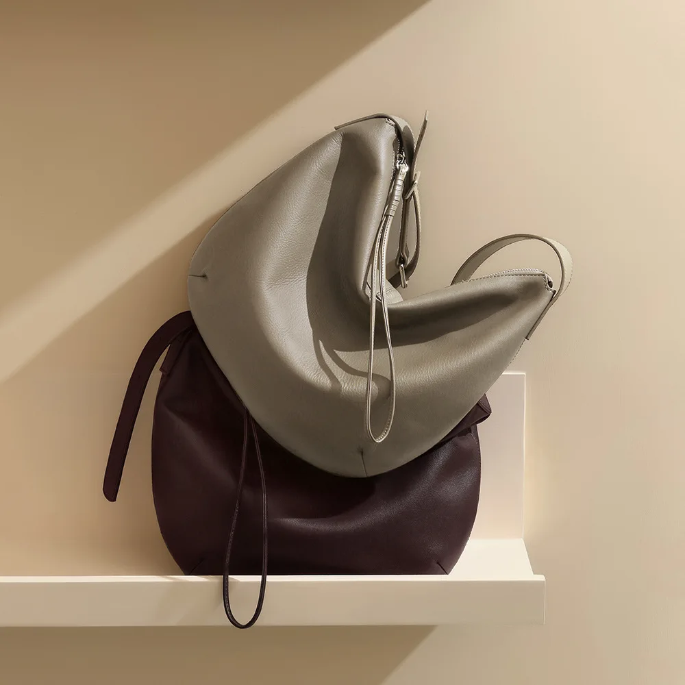 2025 Top Layer Cowhide Dumpling Bag Fashionable Large-capacity Tote Bag, Versatile Soft Leather Single-shoulder Crossbody Bag
2025 Top Layer Cowhide Dumpling Bag Fashionable Large-capacity Tote Bag, Versatile Soft Leather Single-shoulder Crossbody Bag