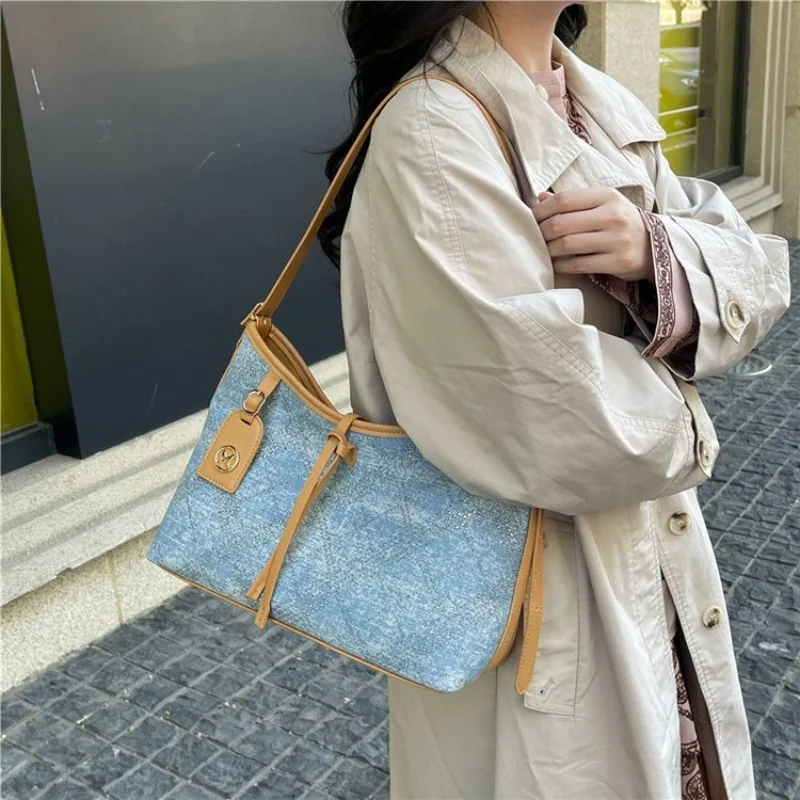 Luxury Leather Classic Paris Fashion Tote Bag For Women With Large Capacity And High-End Business Commuter
Luxury Leather Classic Paris Fashion Tote Bag For Women With Large Capacity And High-End Business Commuter