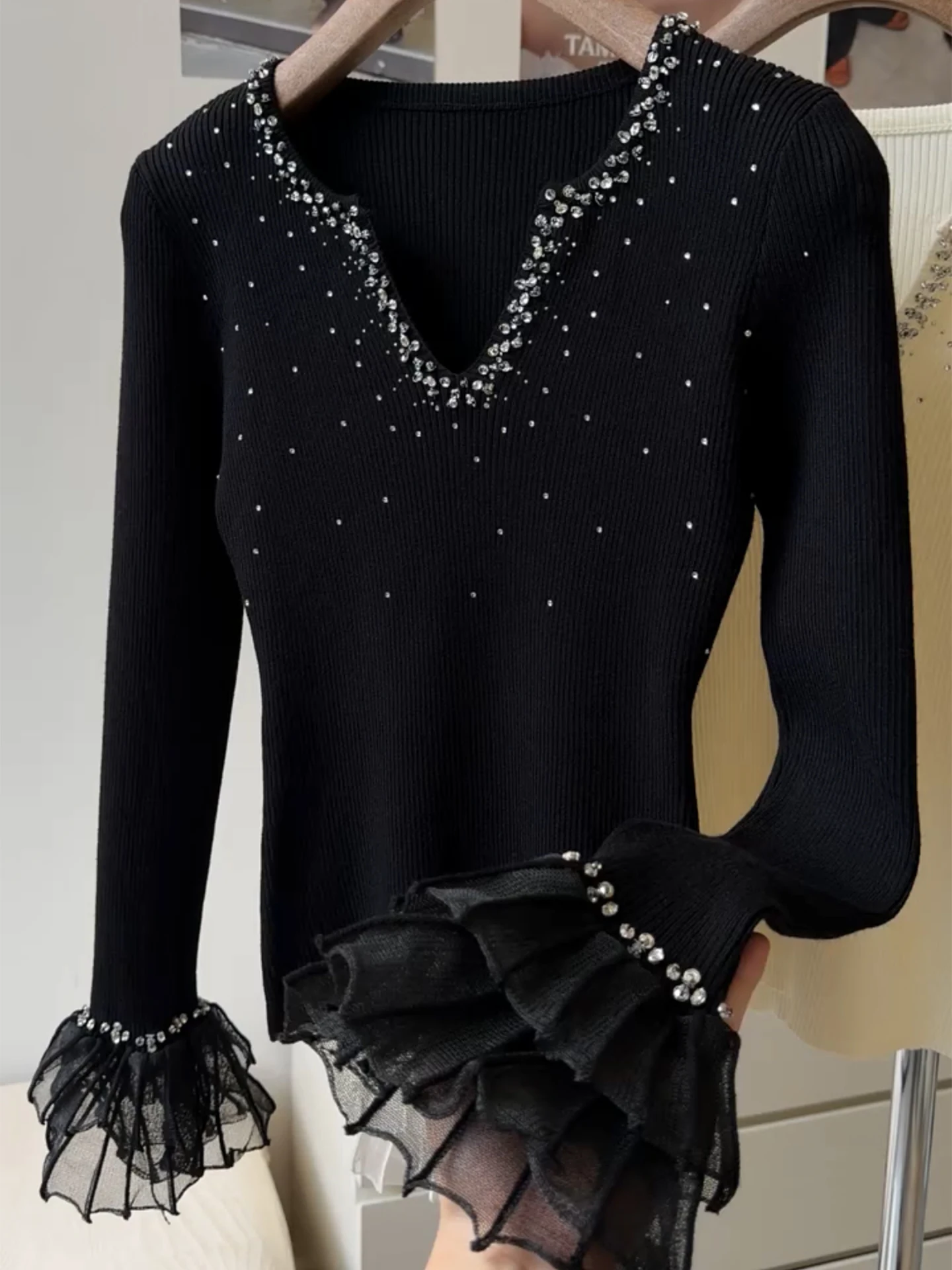 Женский трикотажный топ Bla Heavyweight с V-образным вырезом, длинными рукавами, инкрустированный стразами, премиум-класса, утягивающий, омолаживающий
Женский трикотажный топ Bla Heavyweight с V-образным вырезом, длинными рукавами, инкрустированный стразами, премиум-класса, утягивающий, омолаживающий