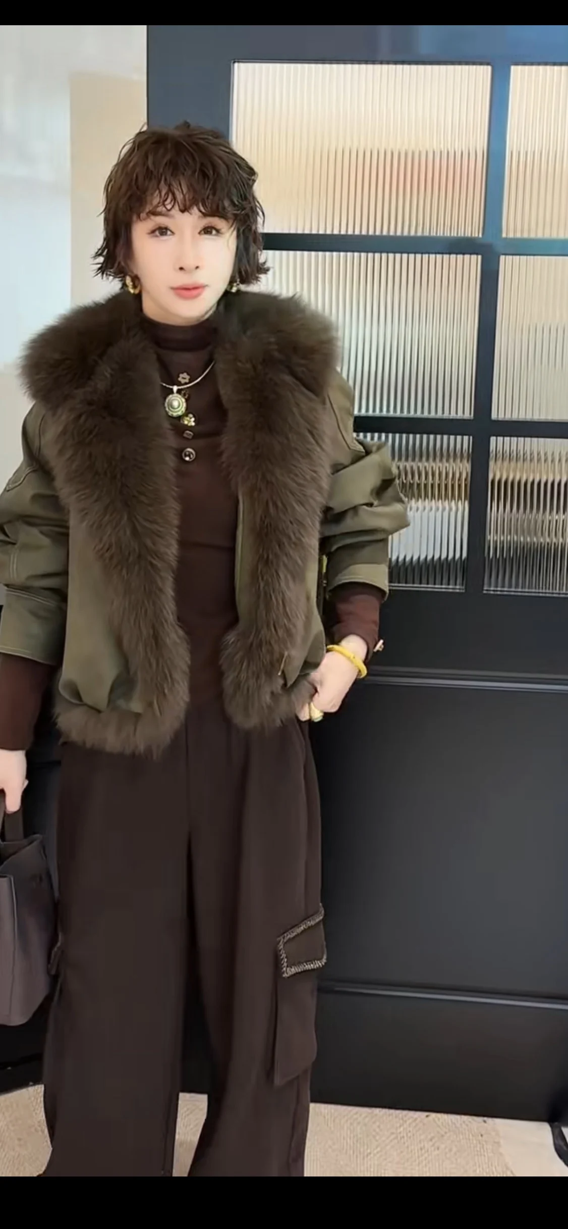 Модная однотонная повседневная верхняя одежда для женщин, зима 2025, новинка, свободный крой, универсальный дизайн, стильная куртка
Модная однотонная повседневная верхняя одежда для женщин, зима 2025, новинка, свободный крой, универсальный дизайн, стильная куртка