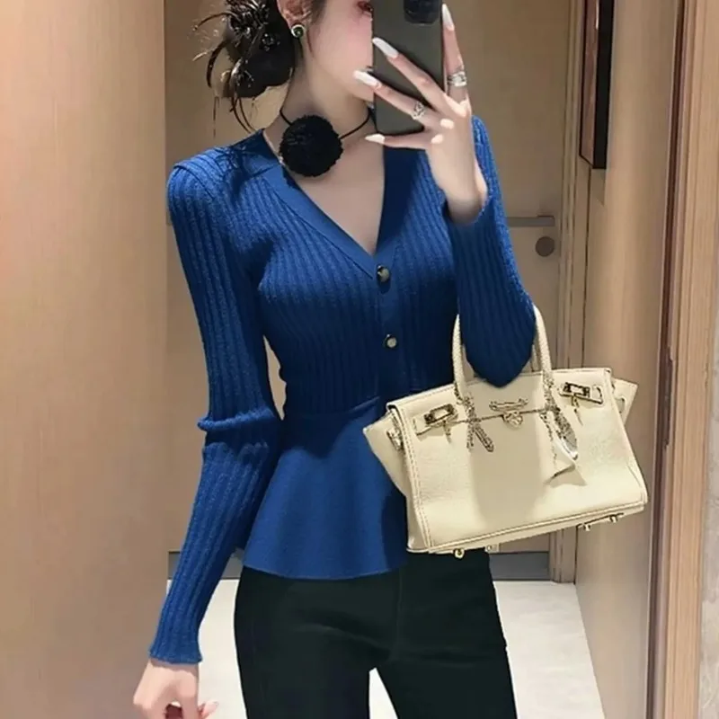 Женская одежда, осенняя мода, простой однотонный вязаный свитер на пуговицах с v-образным вырезом, женский универсальный темпераментный тонкий свитер, пуловеры
Женская одежда, осенняя мода, простой однотонный вязаный свитер на пуговицах с v-образным вырезом, женский универсальный темпераментный тонкий свитер, пуловеры