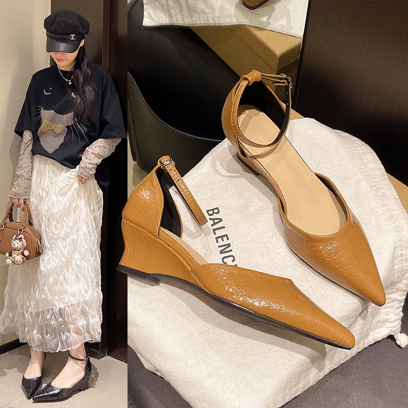 French pointed-toe wedge heel women's 2026 new style elegant dress shoes with single button straps and hollow high heels
French pointed-toe wedge heel women's 2026 new style elegant dress shoes with single button straps and hollow high heels