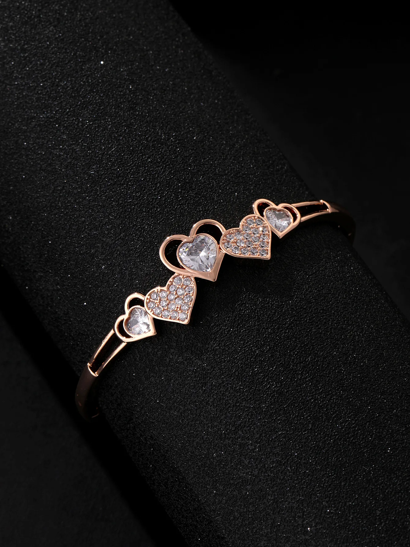 European and American Style Romantic gold color Love Light Luxury Bracelet Women's Decorative Jewelry Wedding Ball Gift Z-96
European and American Style Romantic gold color Love Light Luxury Bracelet Women's Decorative Jewelry Wedding Ball Gift Z-96