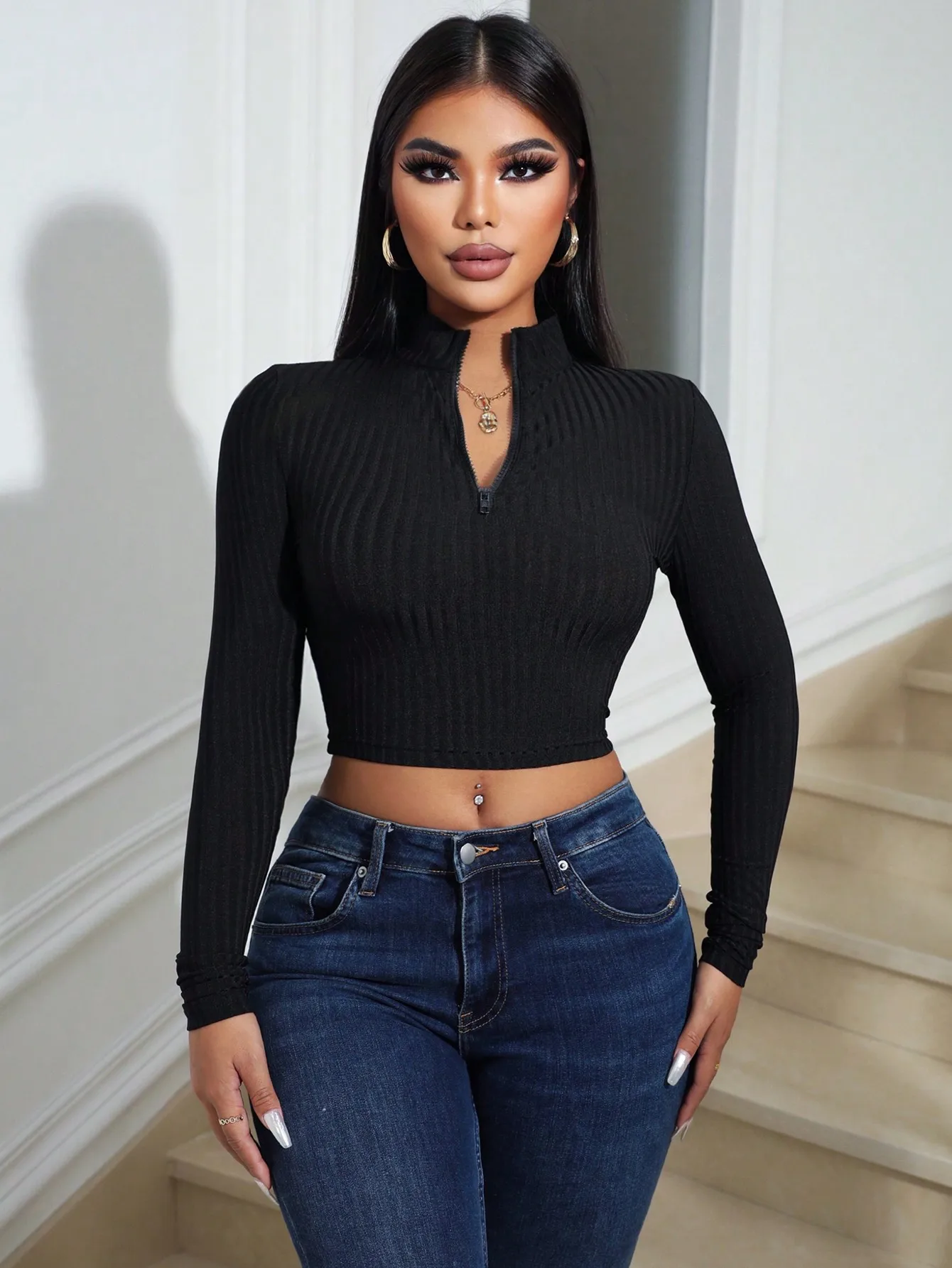 Черный укороченный топ с длинными рукавами и молнией до середины груди для женщин
Черный укороченный топ с длинными рукавами и молнией до середины груди для женщин