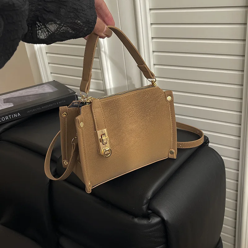 Сплошная цветная сумка через плечо, просторная дорожная сумка через плечо, женская сумка-тоут с верхней ручкой «день-ночь», минималистичная сумка на ремне, повседневная
Сплошная цветная сумка через плечо, просторная дорожная сумка через плечо, женская сумка-тоут с верхней ручкой «день-ночь», минималистичная сумка на ремне, повседневная