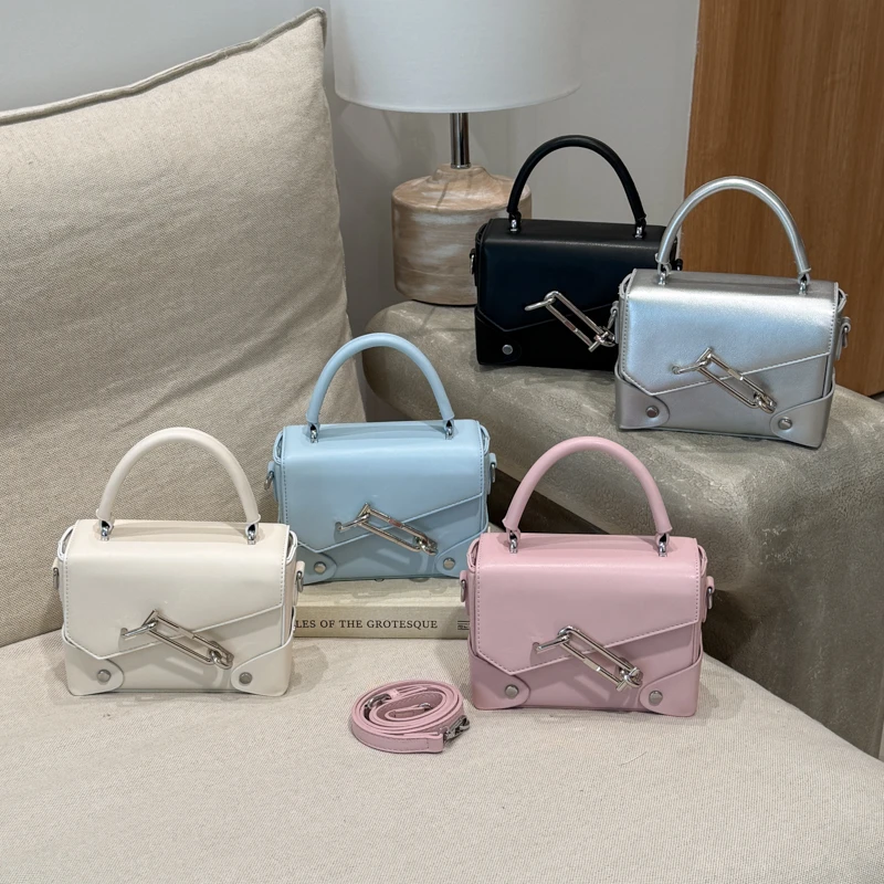 Fashionable women's zipper crossbody bag, classic style handbag, elegant design, women's chain strap shoulder bag
Fashionable women's zipper crossbody bag, classic style handbag, elegant design, women's chain strap shoulder bag